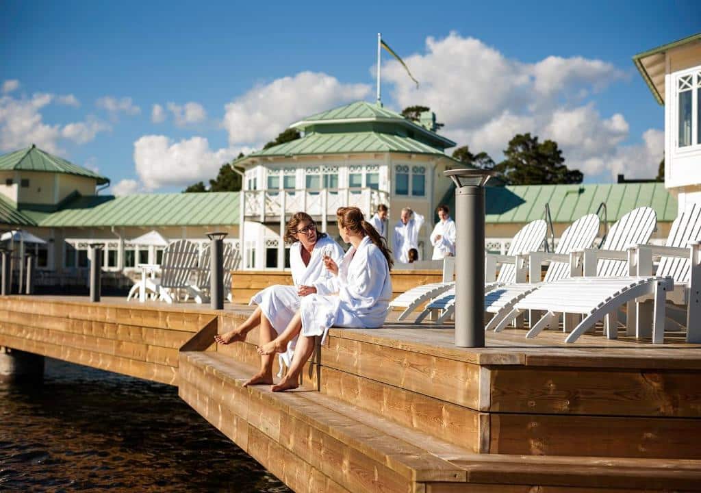 konferens södra Stockholm Nynäs Havsbad bryggan med par