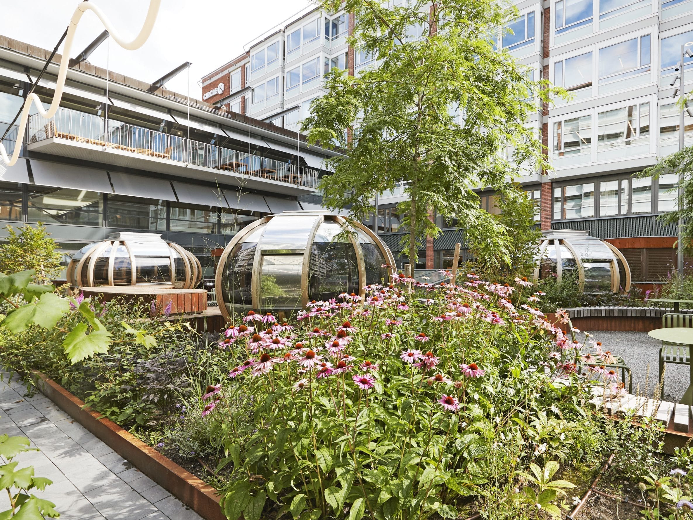 Batteriet Södermalm innergård med igloos
