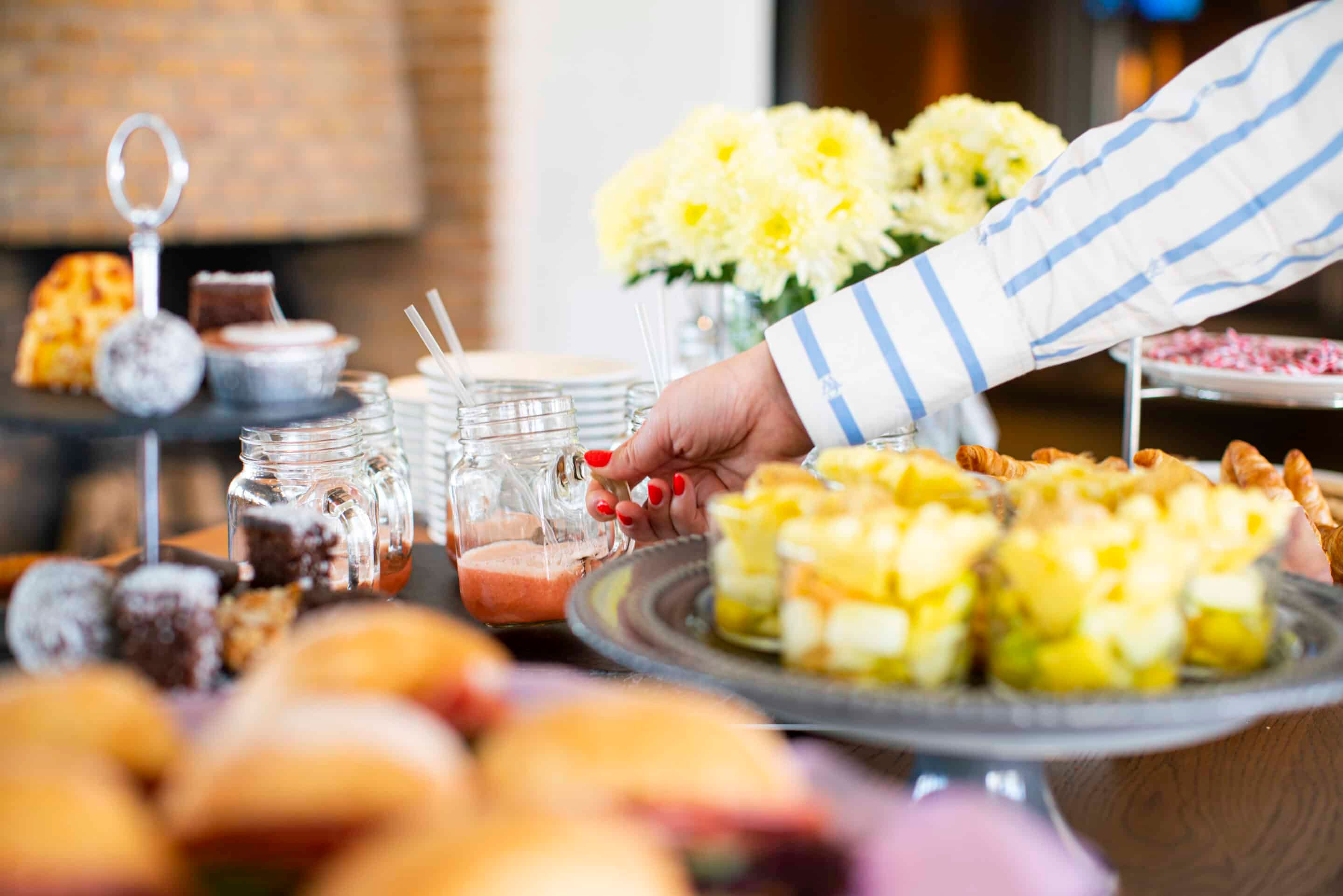 Best Western Plus Stockholm Bromma Smoothie Kvinna tar Konferens