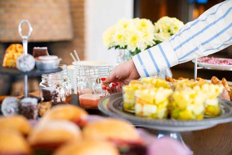 Best Western Plus Stockholm Bromma Smoothie Kvinna tar Konferens
