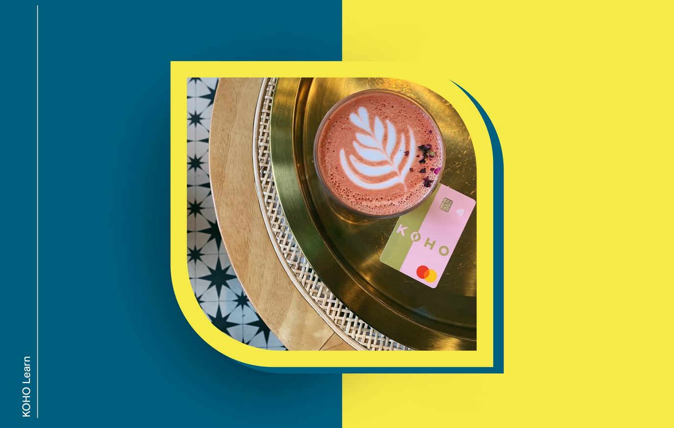 La carte de crédit KOHO à côté d'un café