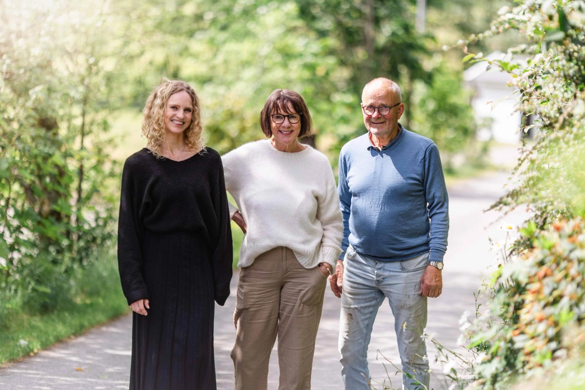 Employees from Woodling, smiling to the camera.