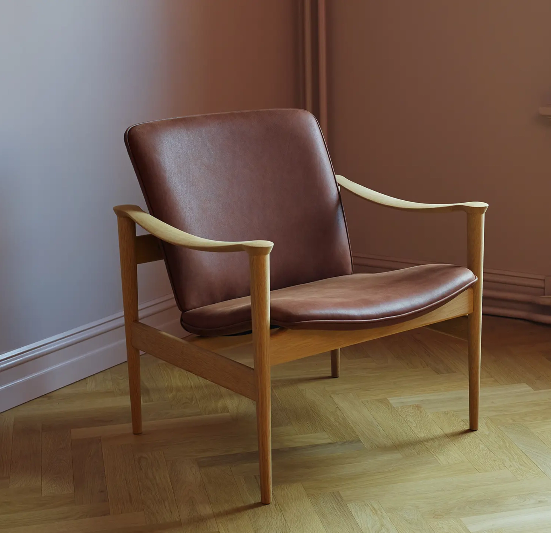 Lounge chair in brown leather and lacquered oak