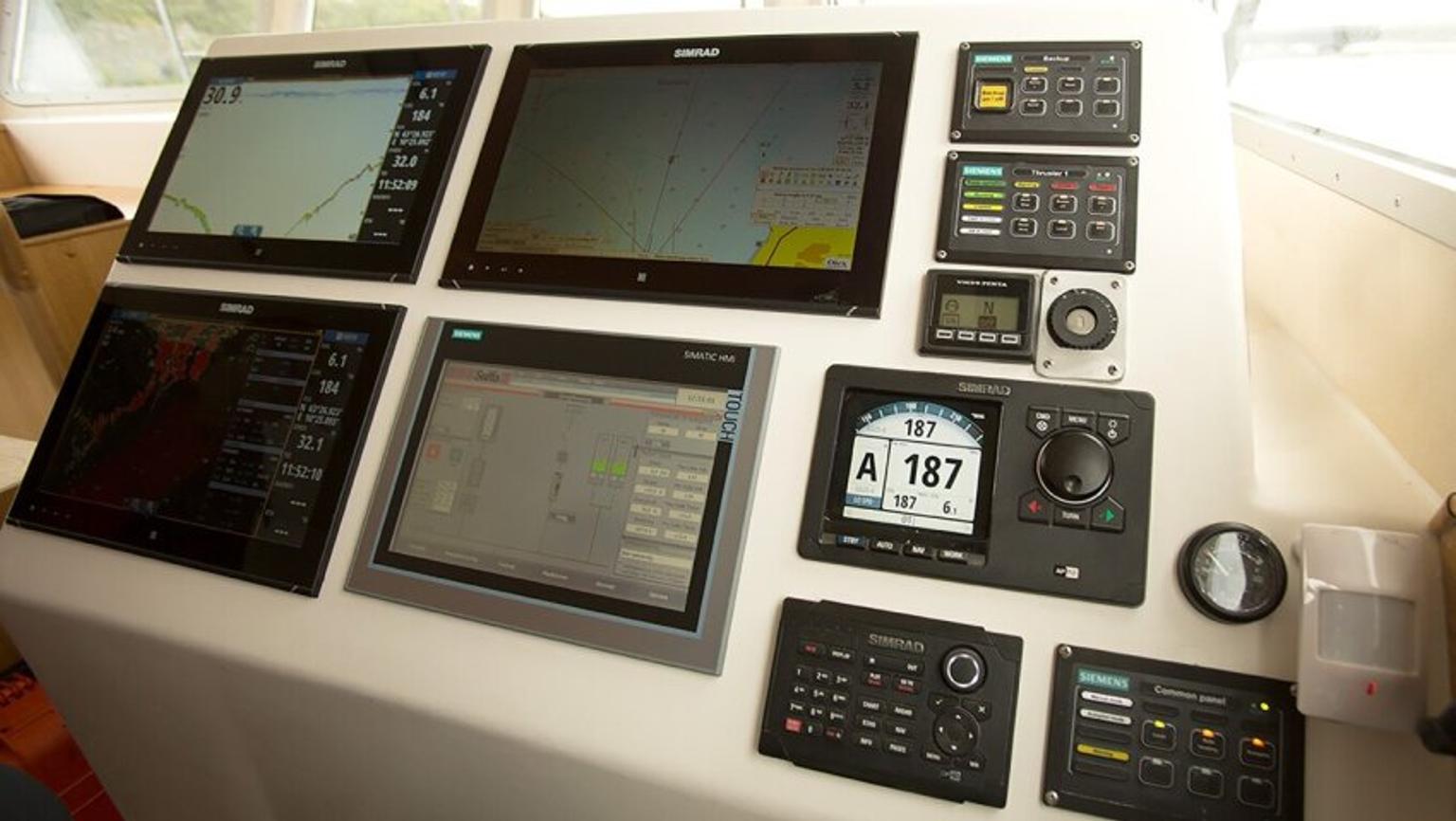 Control system in hybrid fishing boat