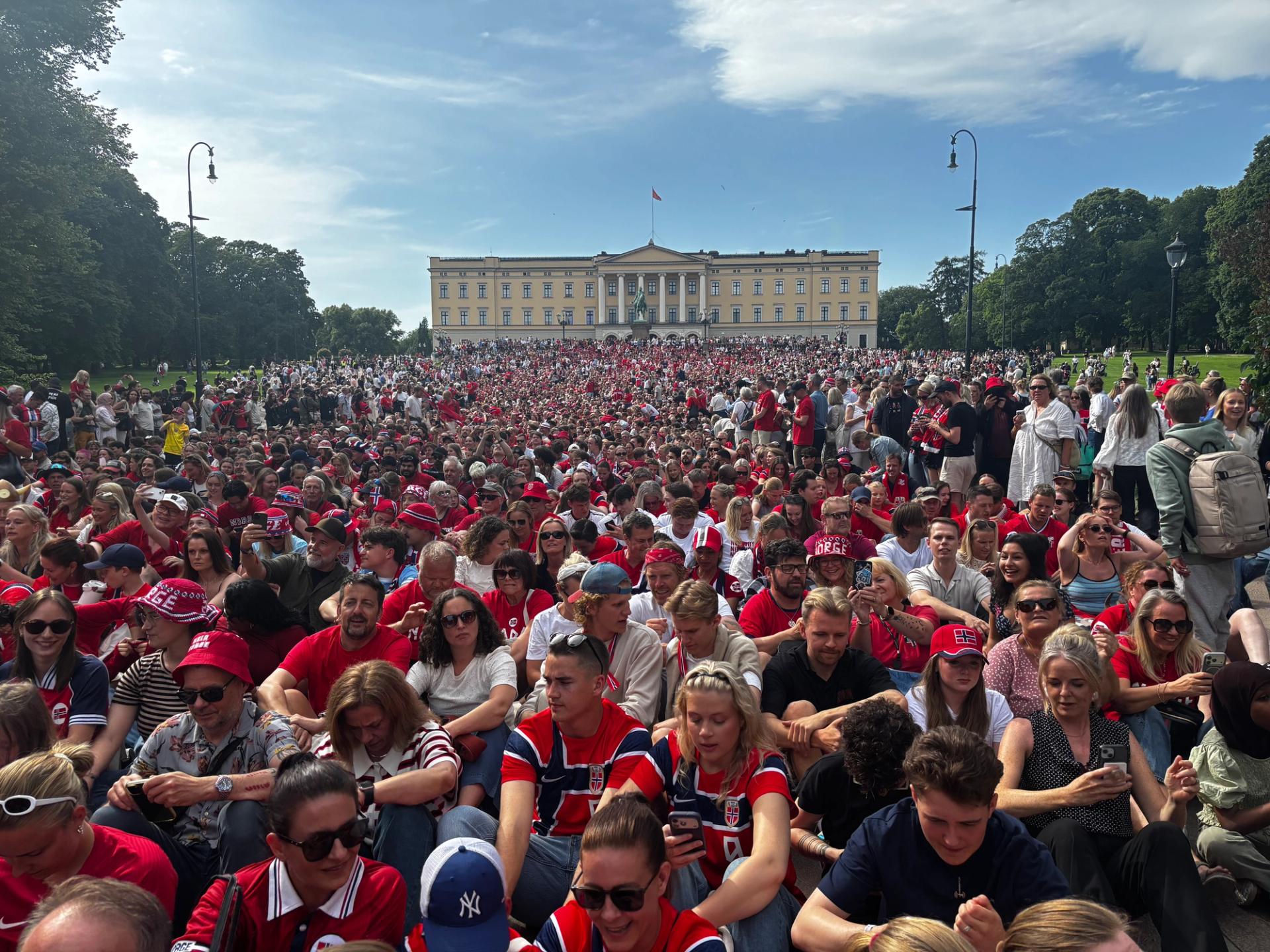 People outside the Norwegian castle rowing
