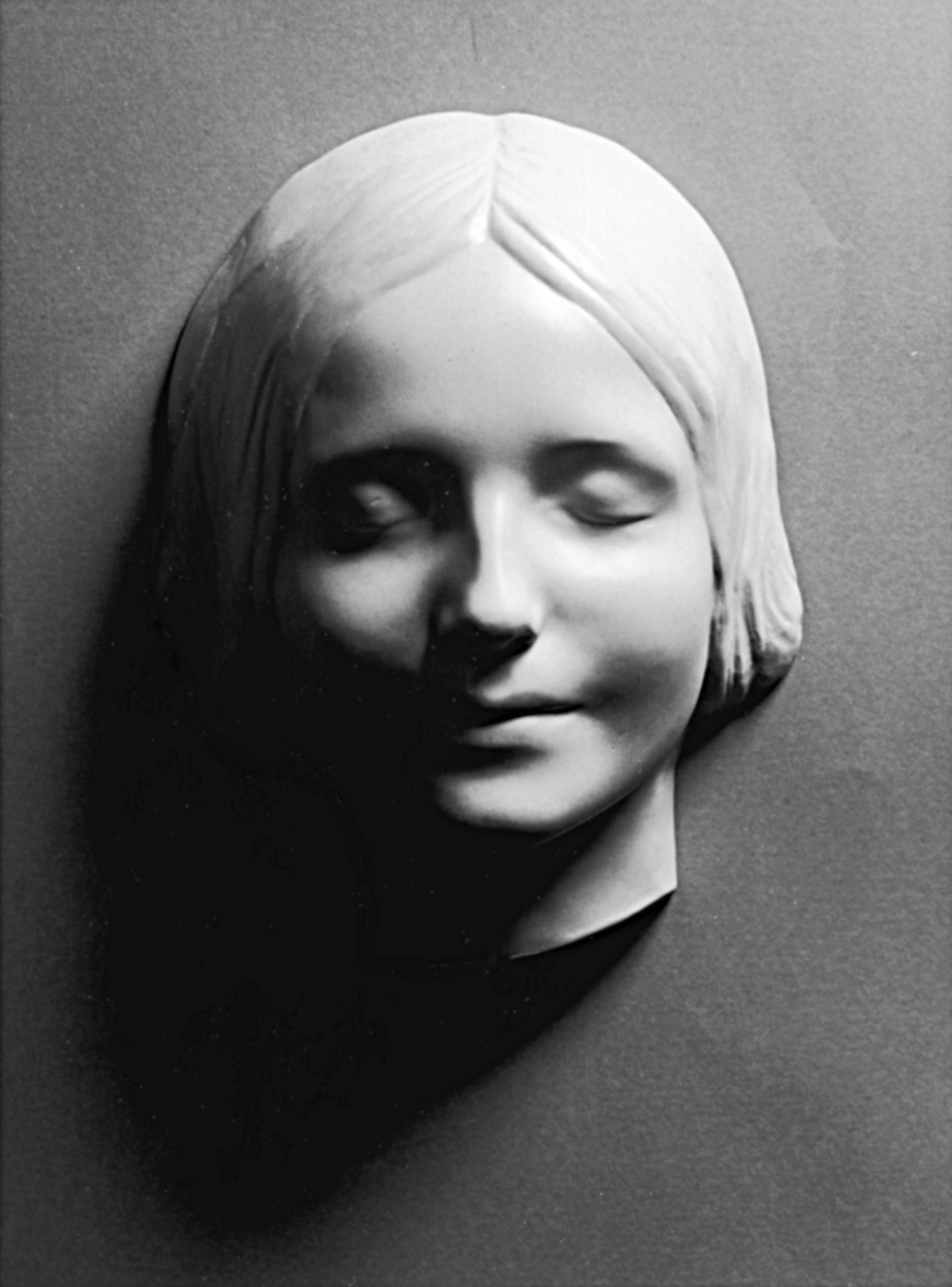 death mask of a drowned unknown woman who was pulled from the Seine