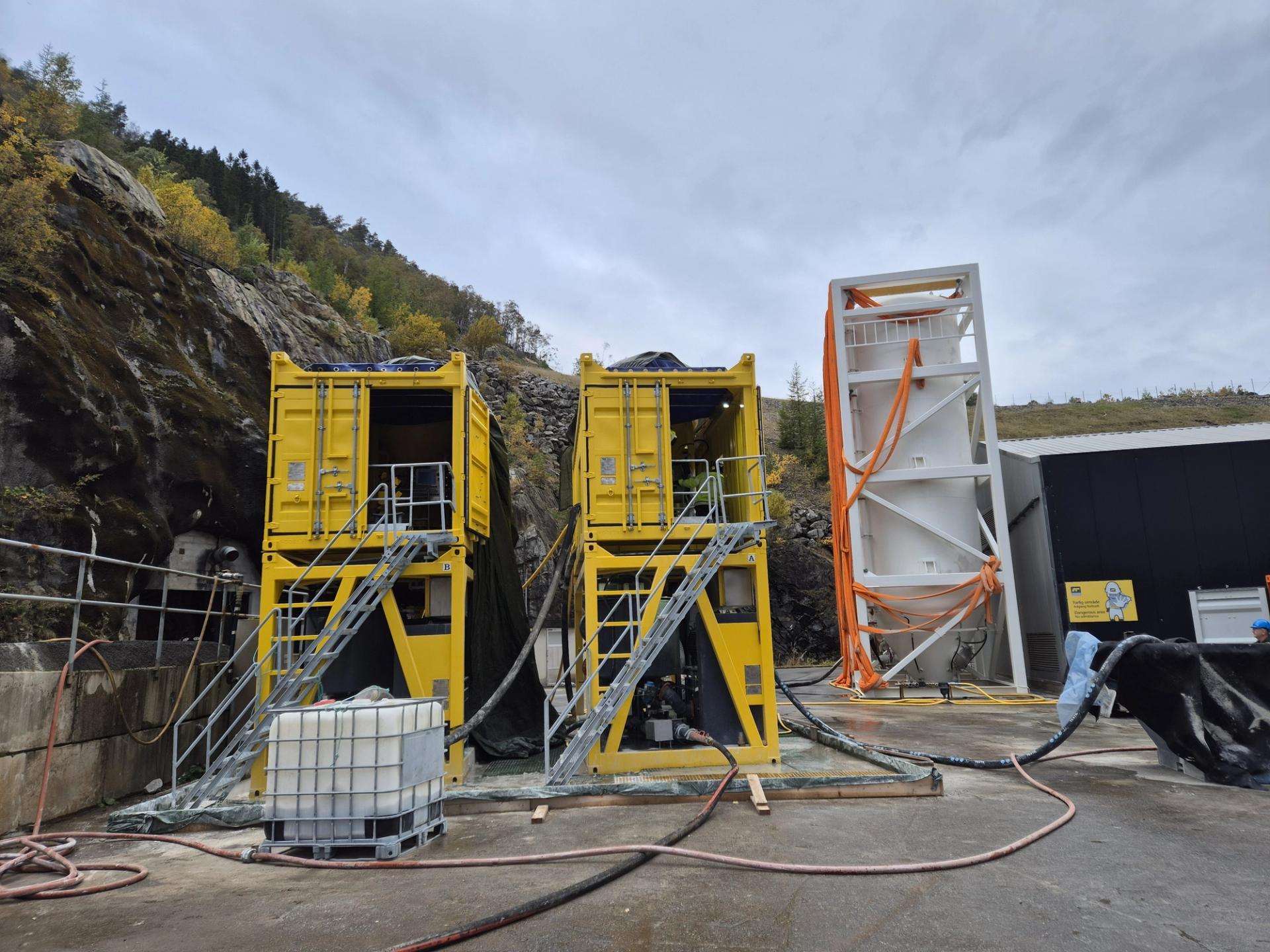 Mixing rigs and silos for grouting offshore wind turbine foundations
