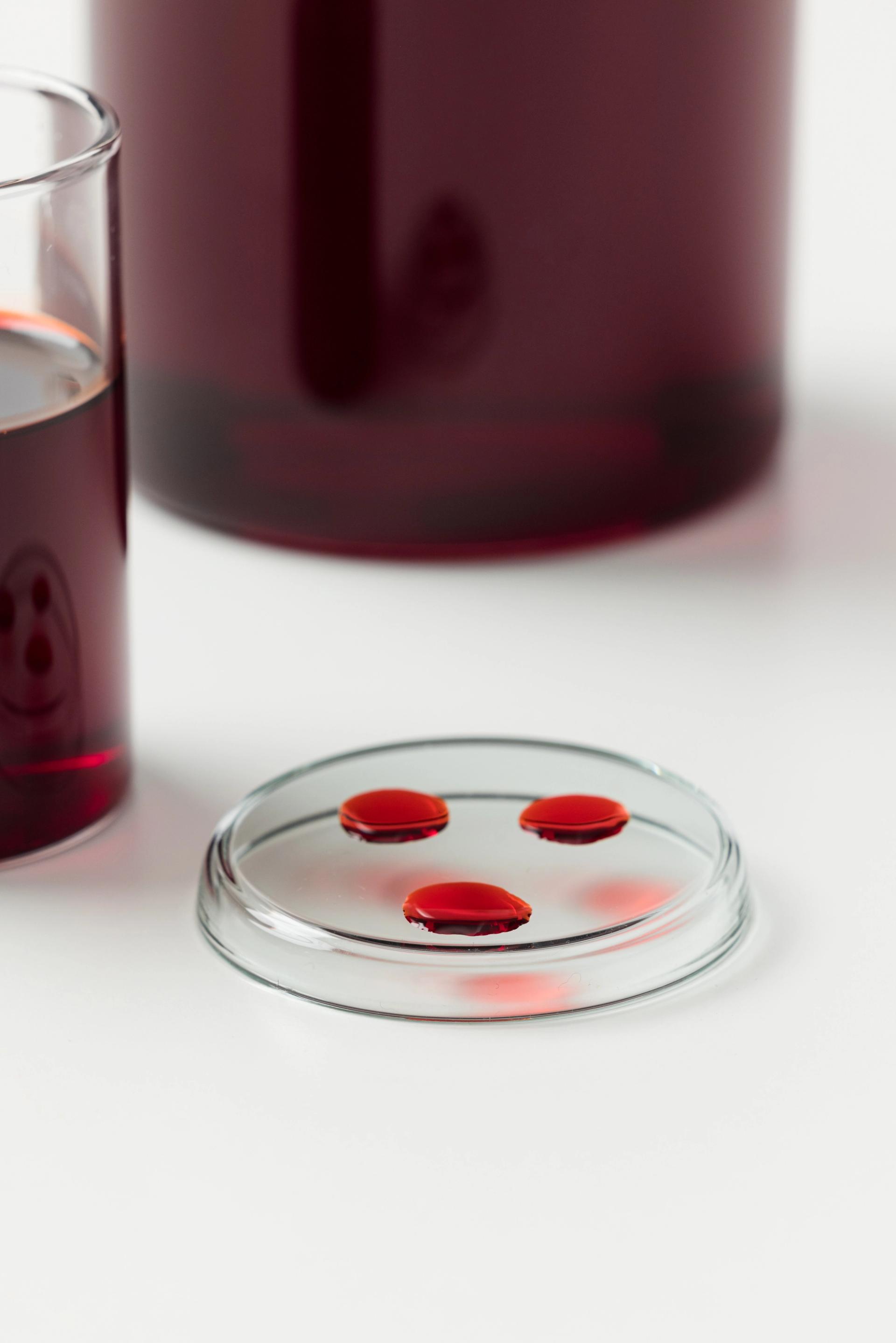 Red drops of lipids in a petrie dish