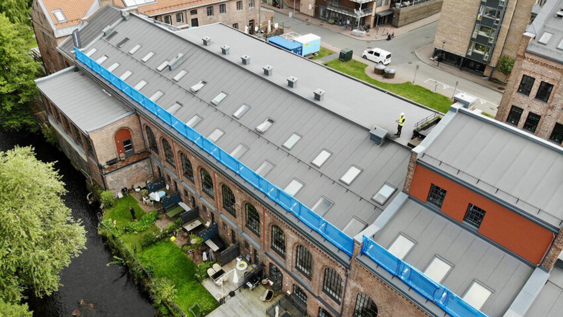 Overview of roof with safety barrier