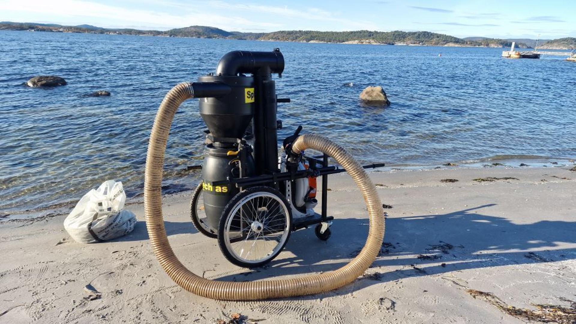 vacuum cleaner for plastic particles on the shoreline