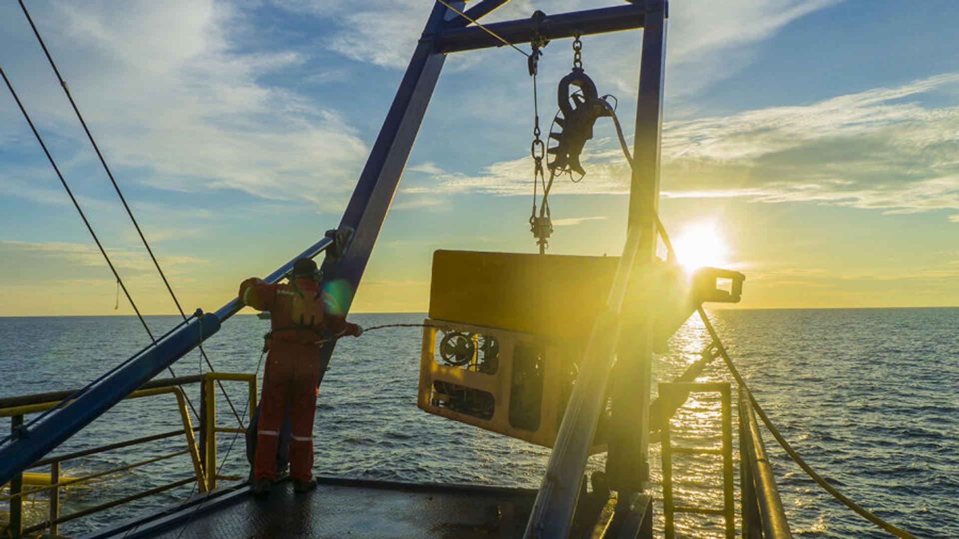 Equipment for data acquisition being lowered into the water from a ship