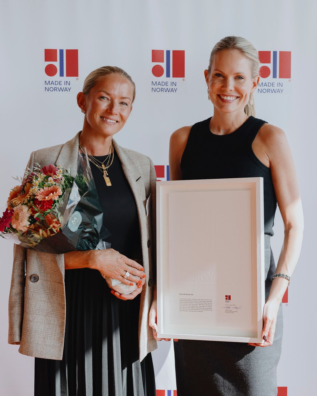 Sophie Noel Vanay and Ida Hermanlund David-Andersen receiving the Made in Norway on behalf of David-Andersen