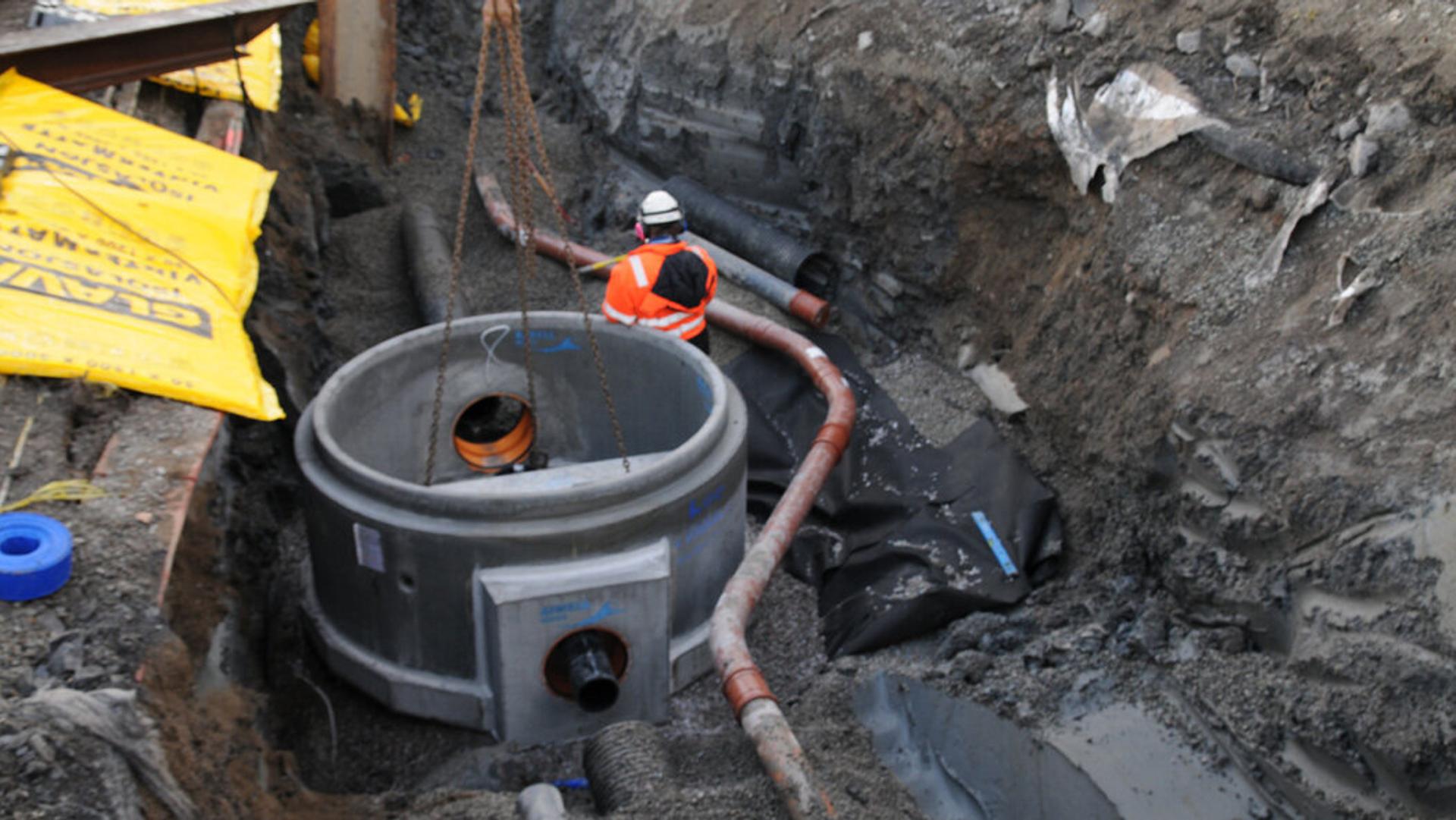 Siphonic drain being installed in a deep ditch