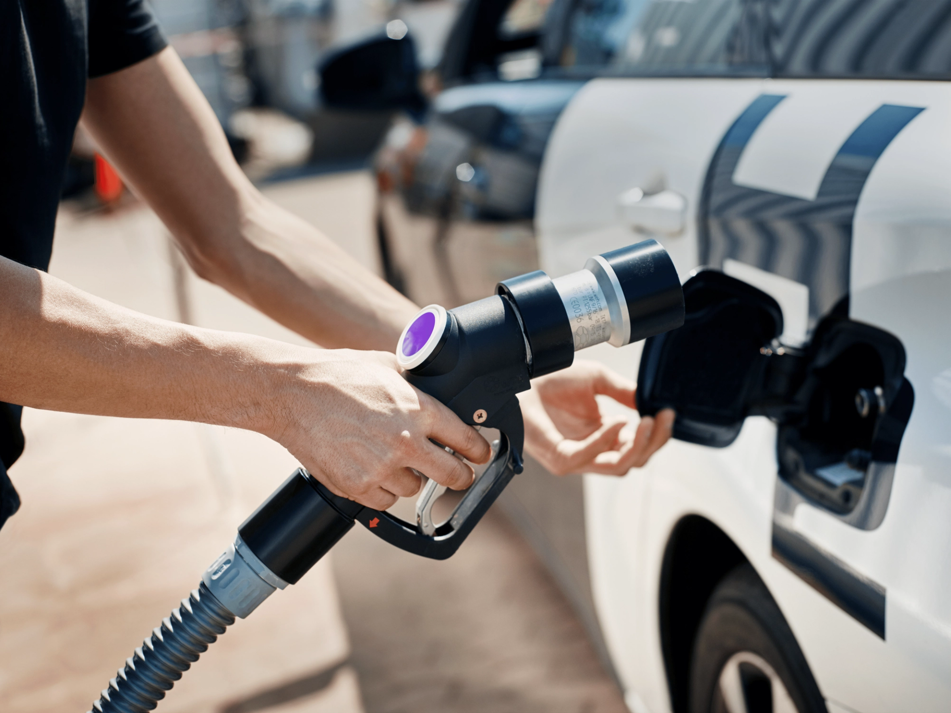 Fueling the car at a H2 station