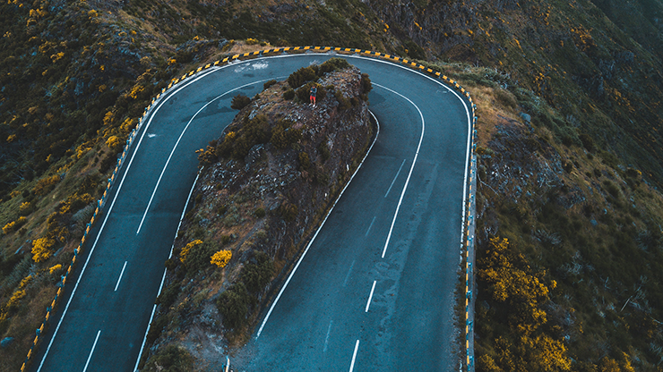 En bratt veisnu med et menneske inne i snuen