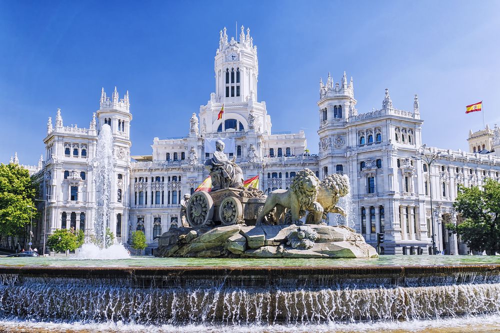 Stort hvitt palass med fontene i front, fra Madrid