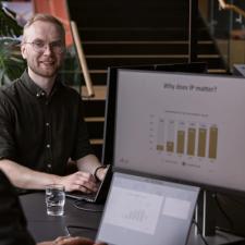 En mann foran en pc-skjerm gir rådgivning til en annen mann om IP