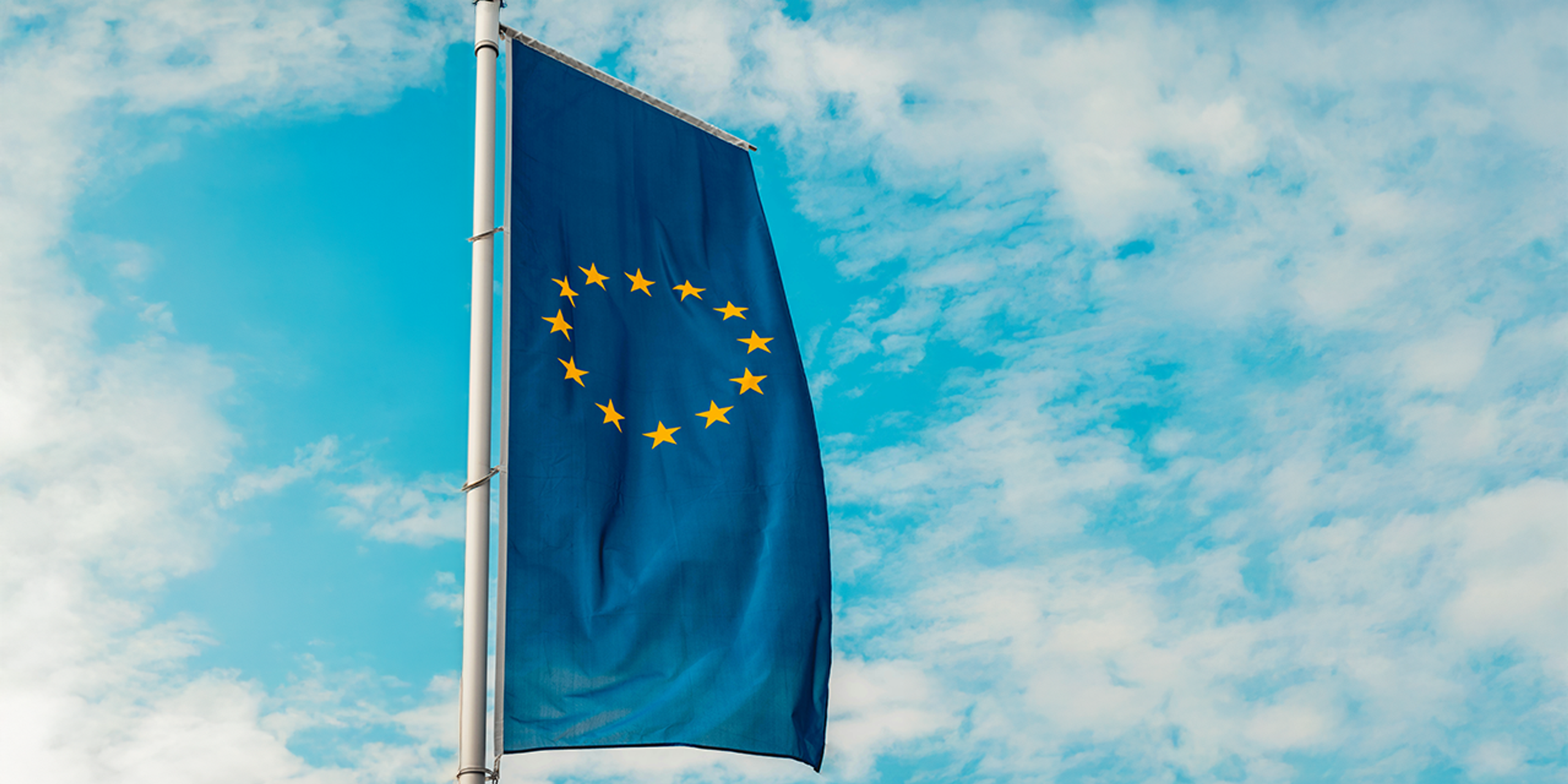 EU flagg foran en nesten skyfri himmel