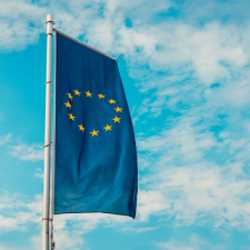 EU flagg foran en nesten skyfri himmel