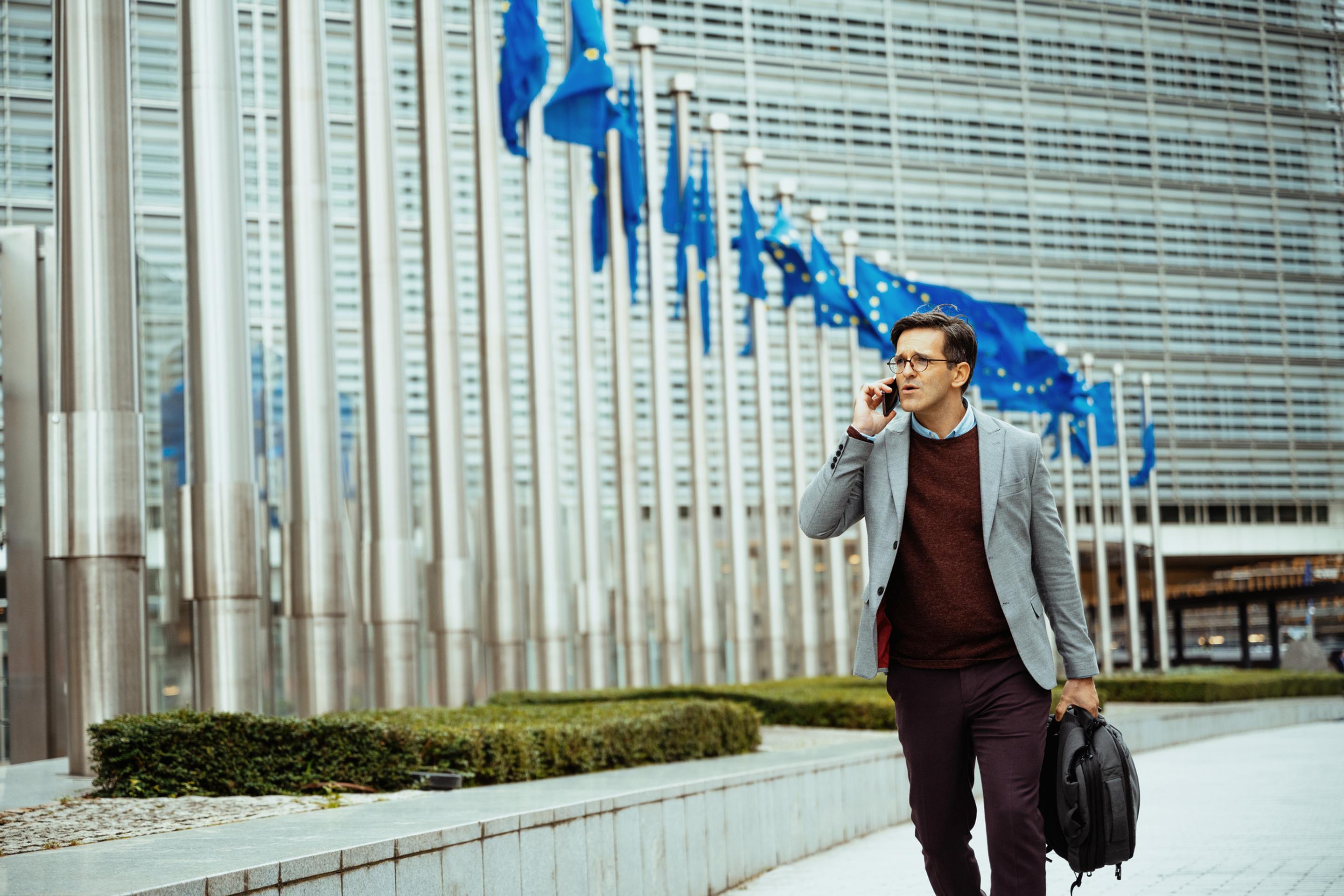 Gründer på telefonen foran EU-kontoret i Brussel.