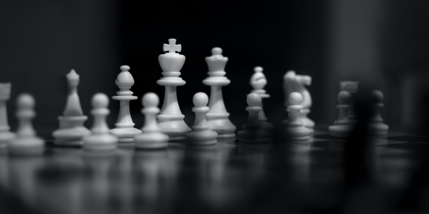 Et sjakkbrett med hvite og sorte sjakkbrikker