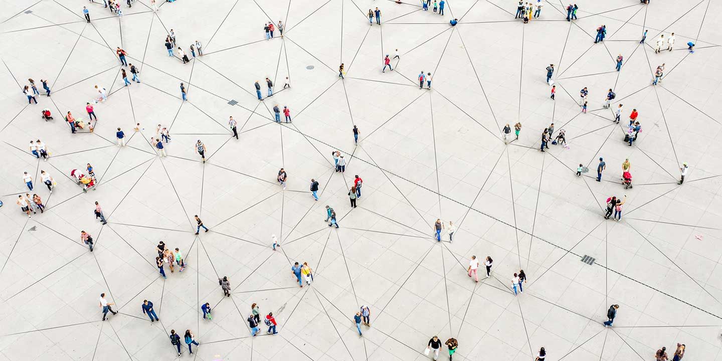 Bilde av mennesker spredd over en plass med linjer mellom menneskene