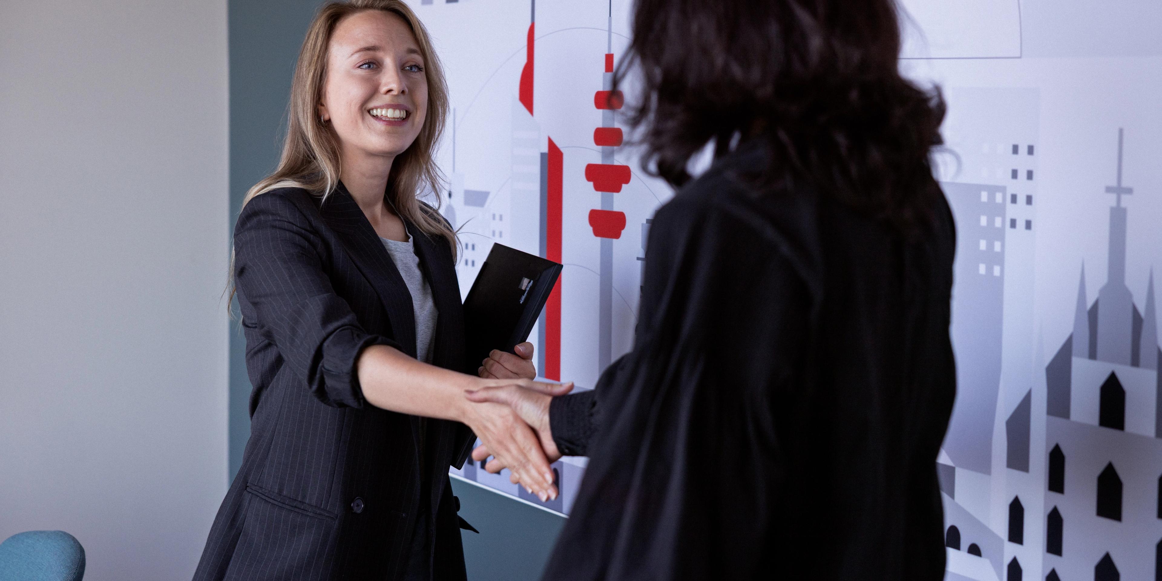 Kvinne hilser på kvinne