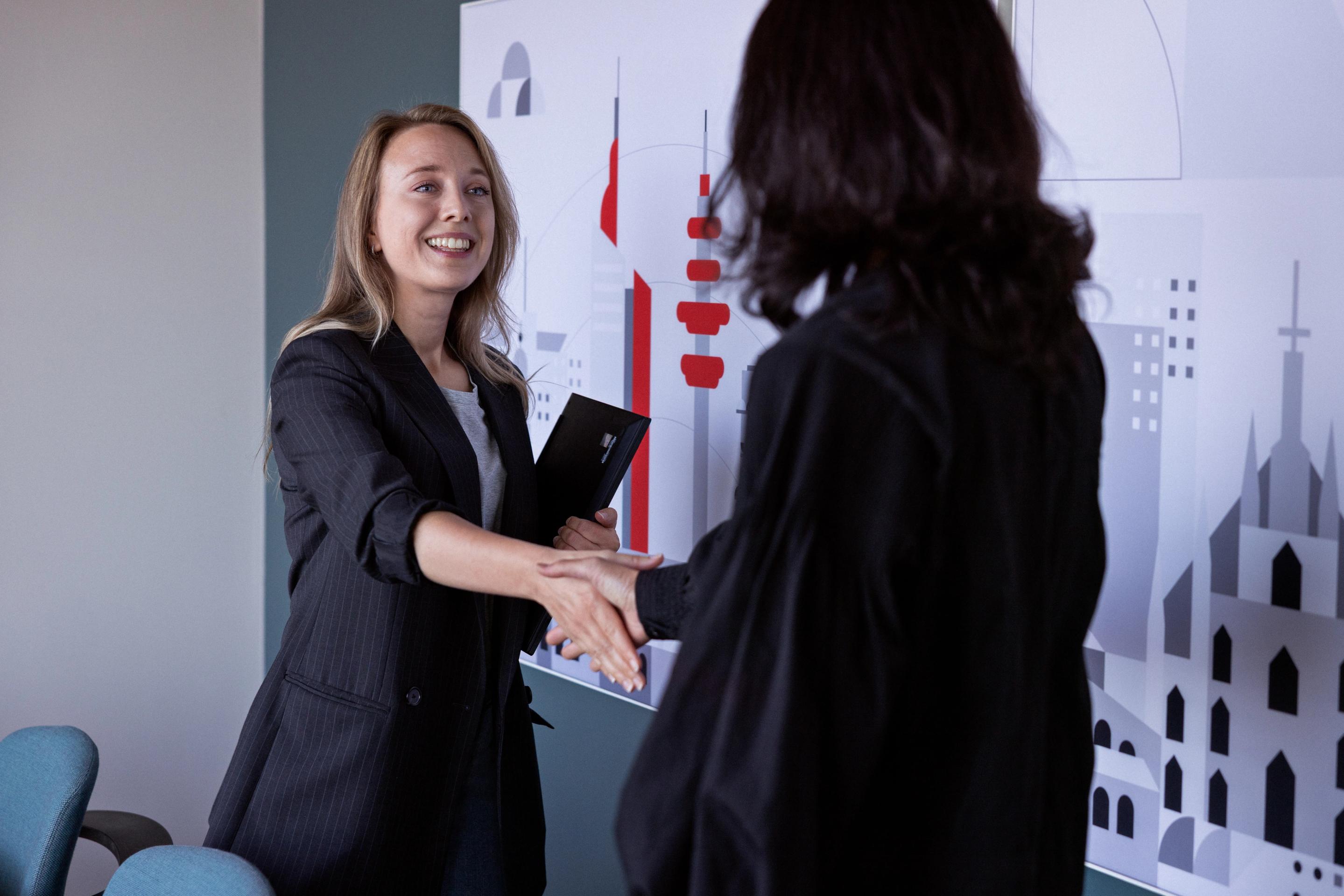 Kvinne hilser på kvinne