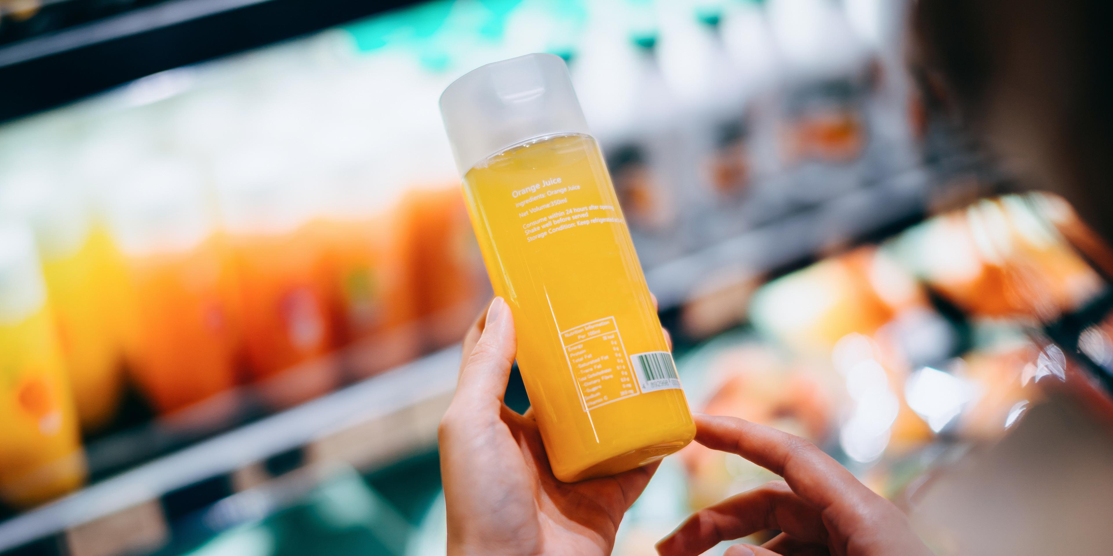 Baksiden av en organisk appelsinjuiceflaske