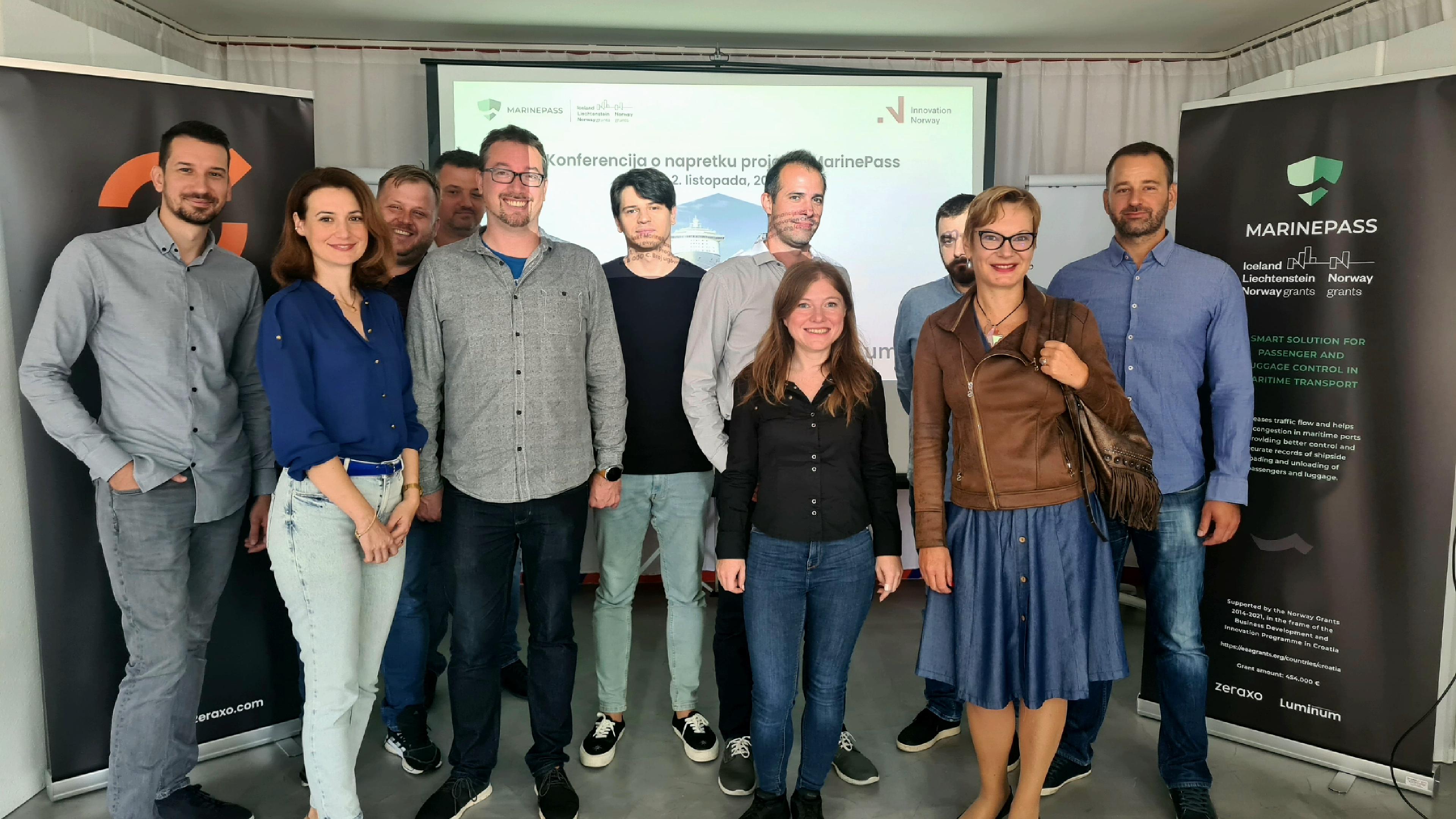 The Zeraxo team on MarinePass, 11 hapy people in front of Zeraxo's presentation