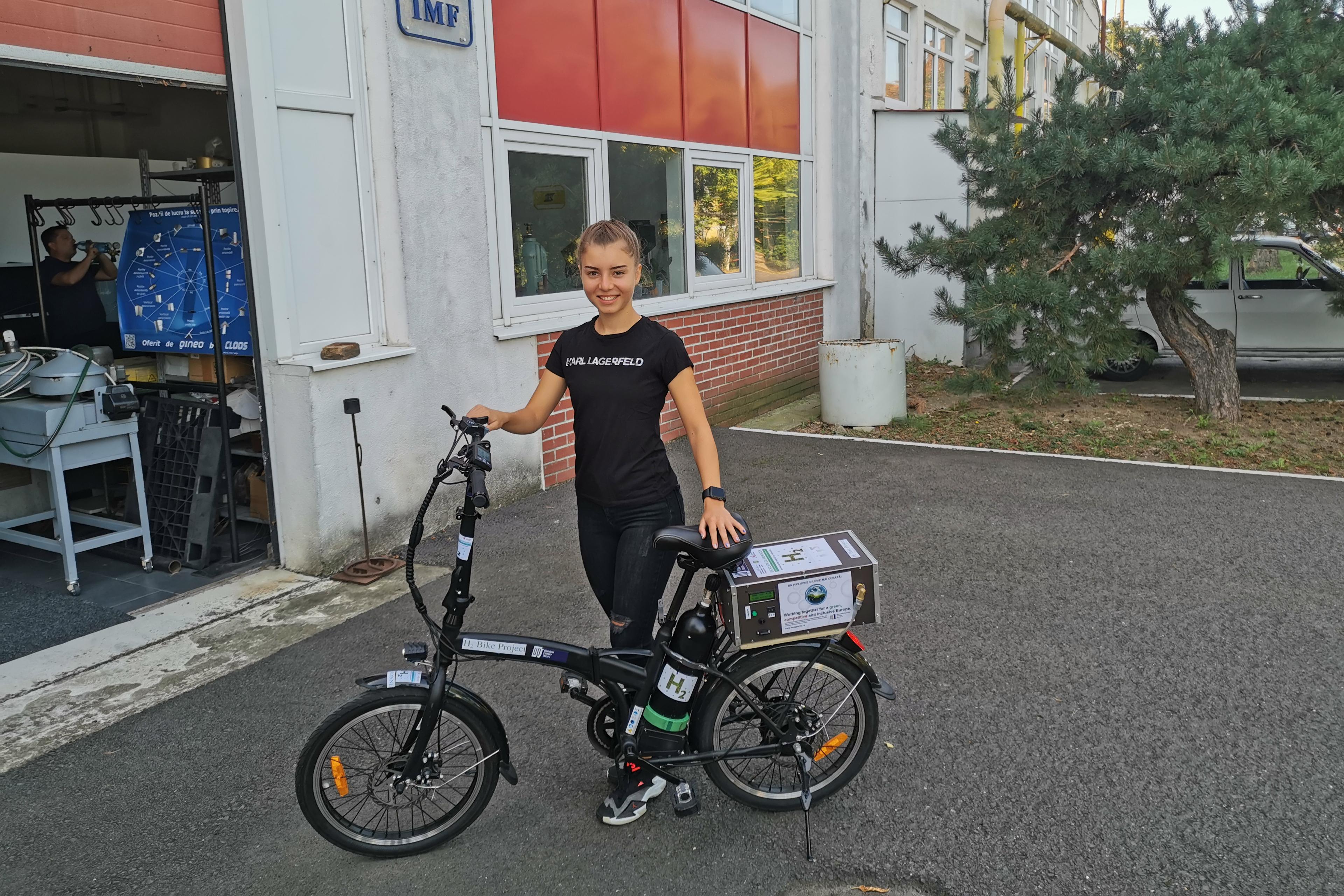 The student Deliana Maria and the hydrogen bike