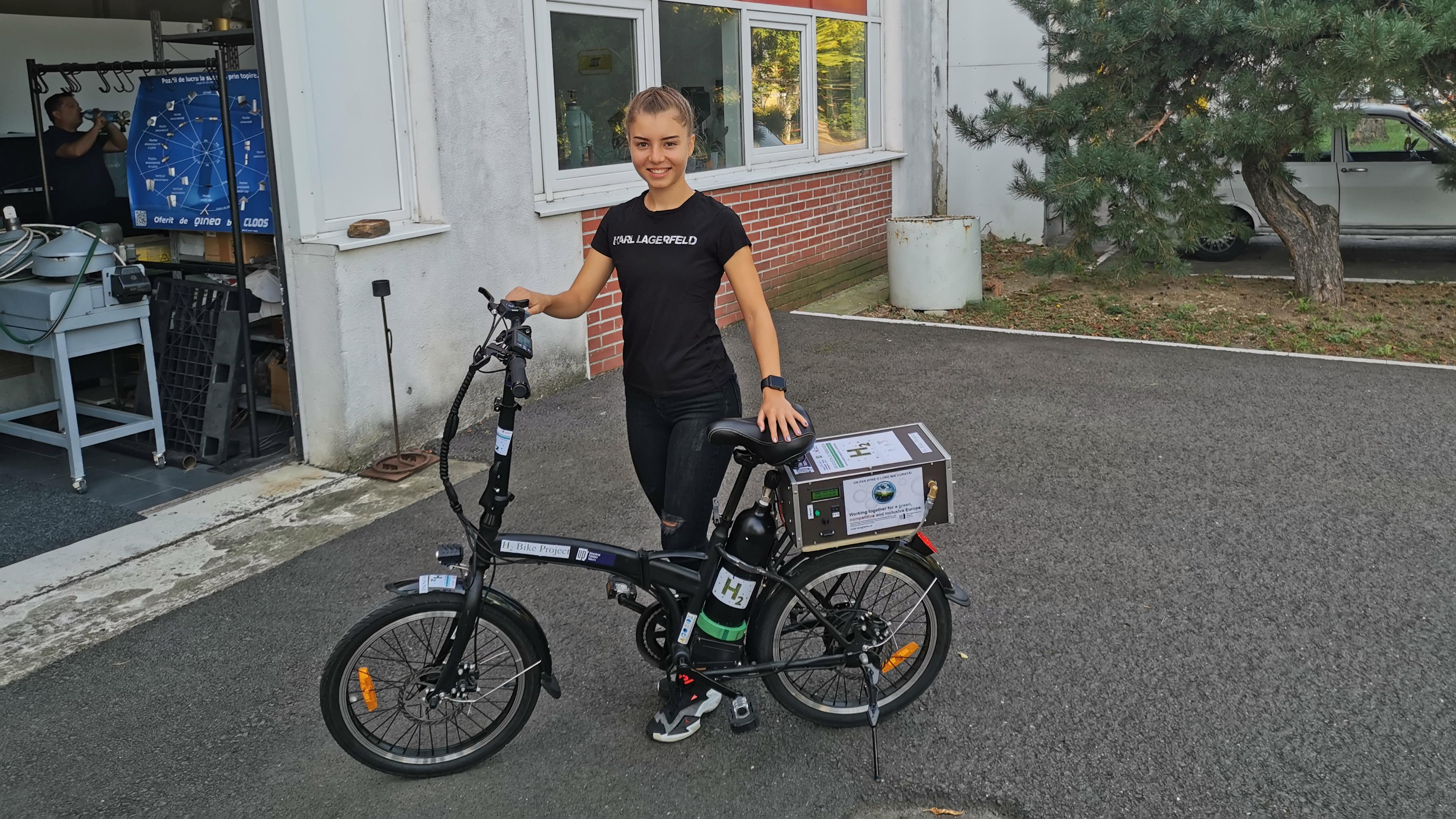 The student Deliana Maria and the hydrogen bike