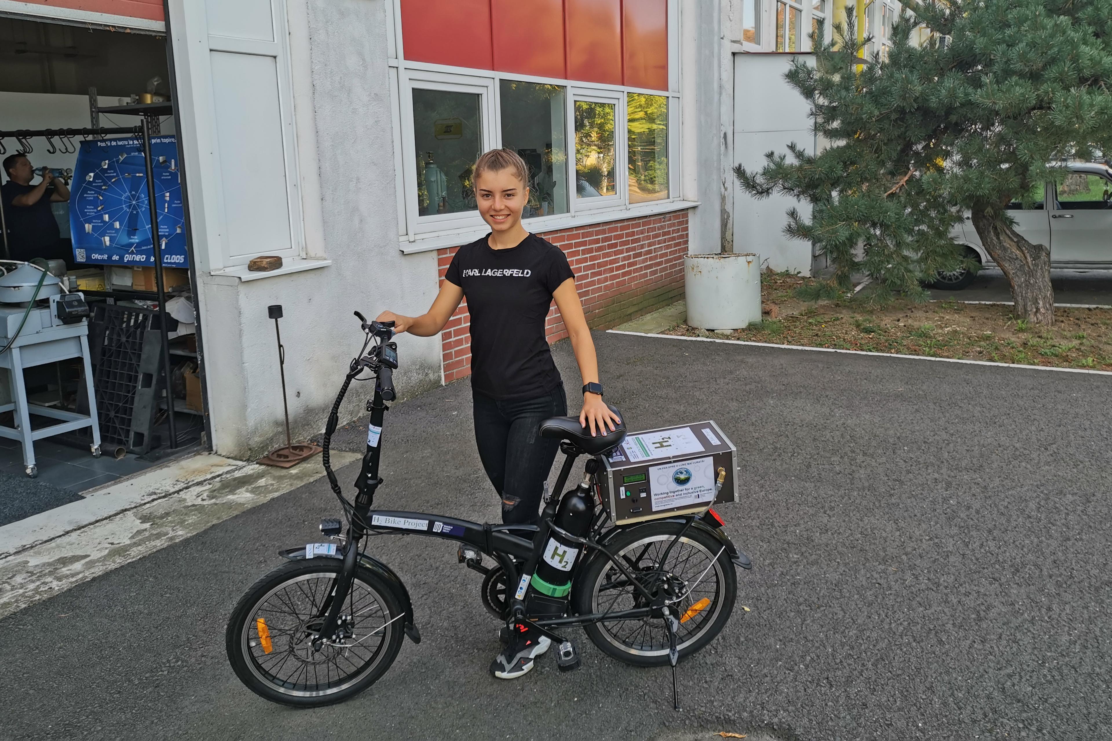 The student Deliana Maria and the hydrogen bike