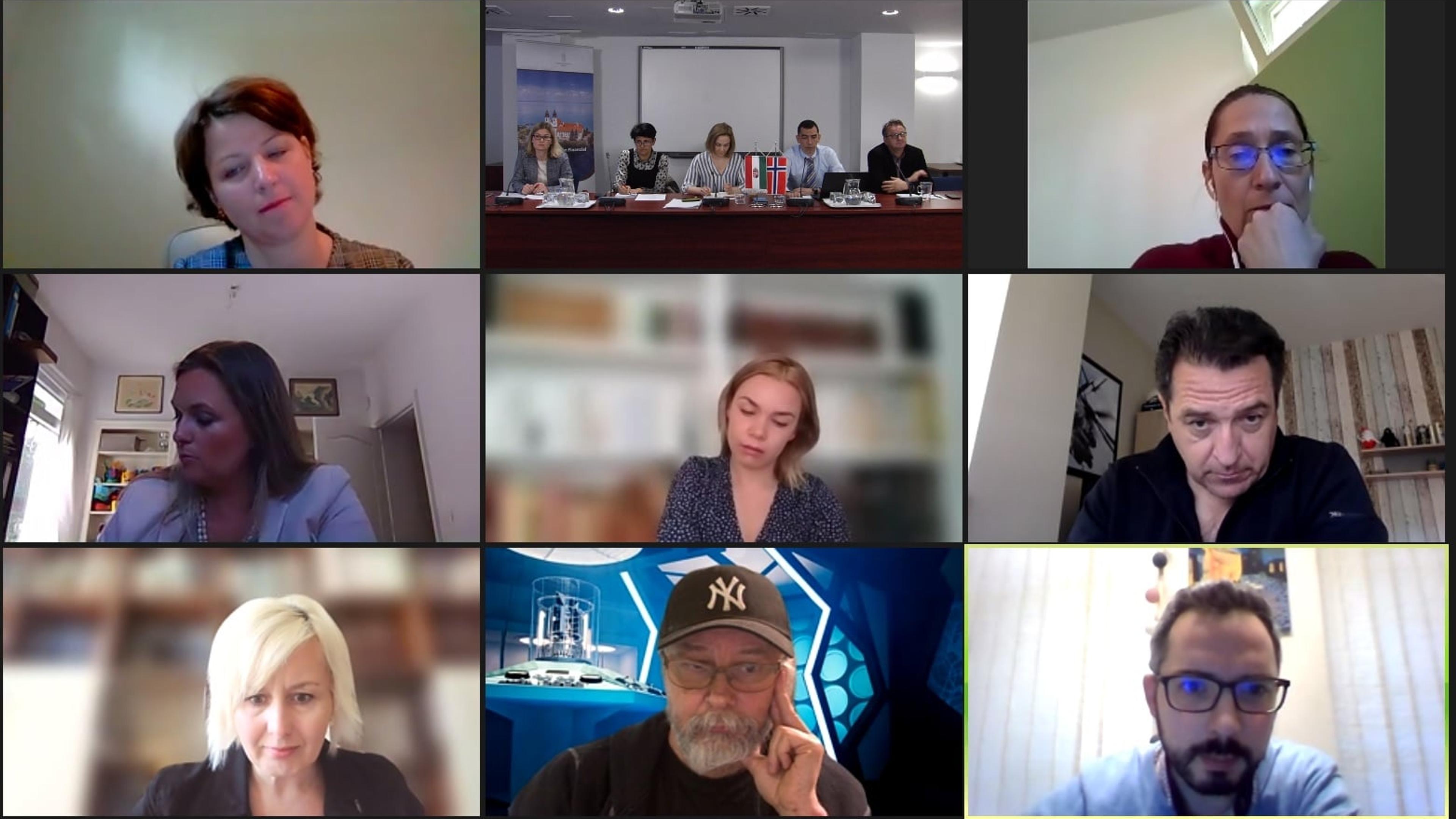 Folk som sitter i Teamsmøte i gridoppsett