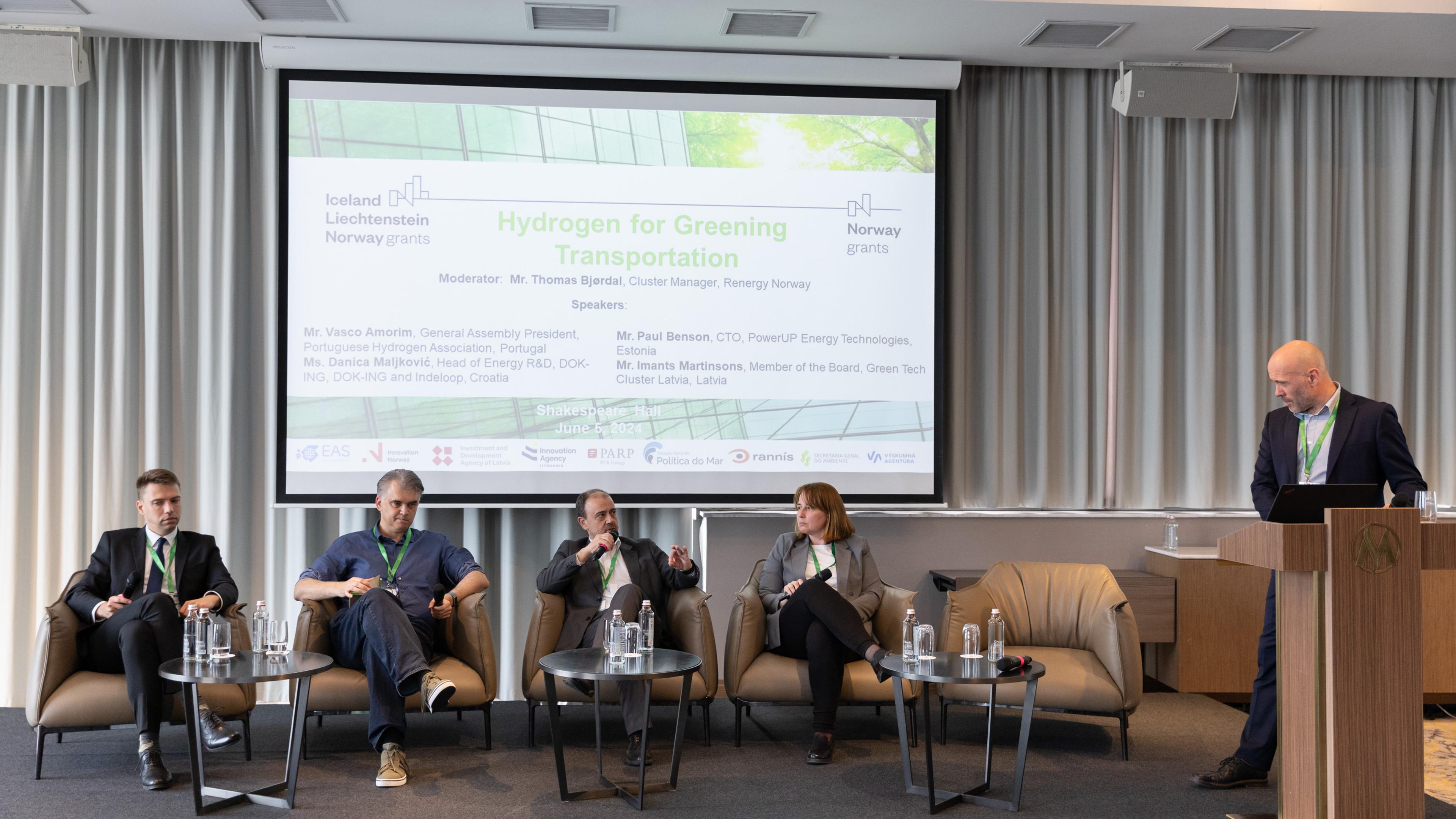The panellist and moderator of the thematic session on hydrogen