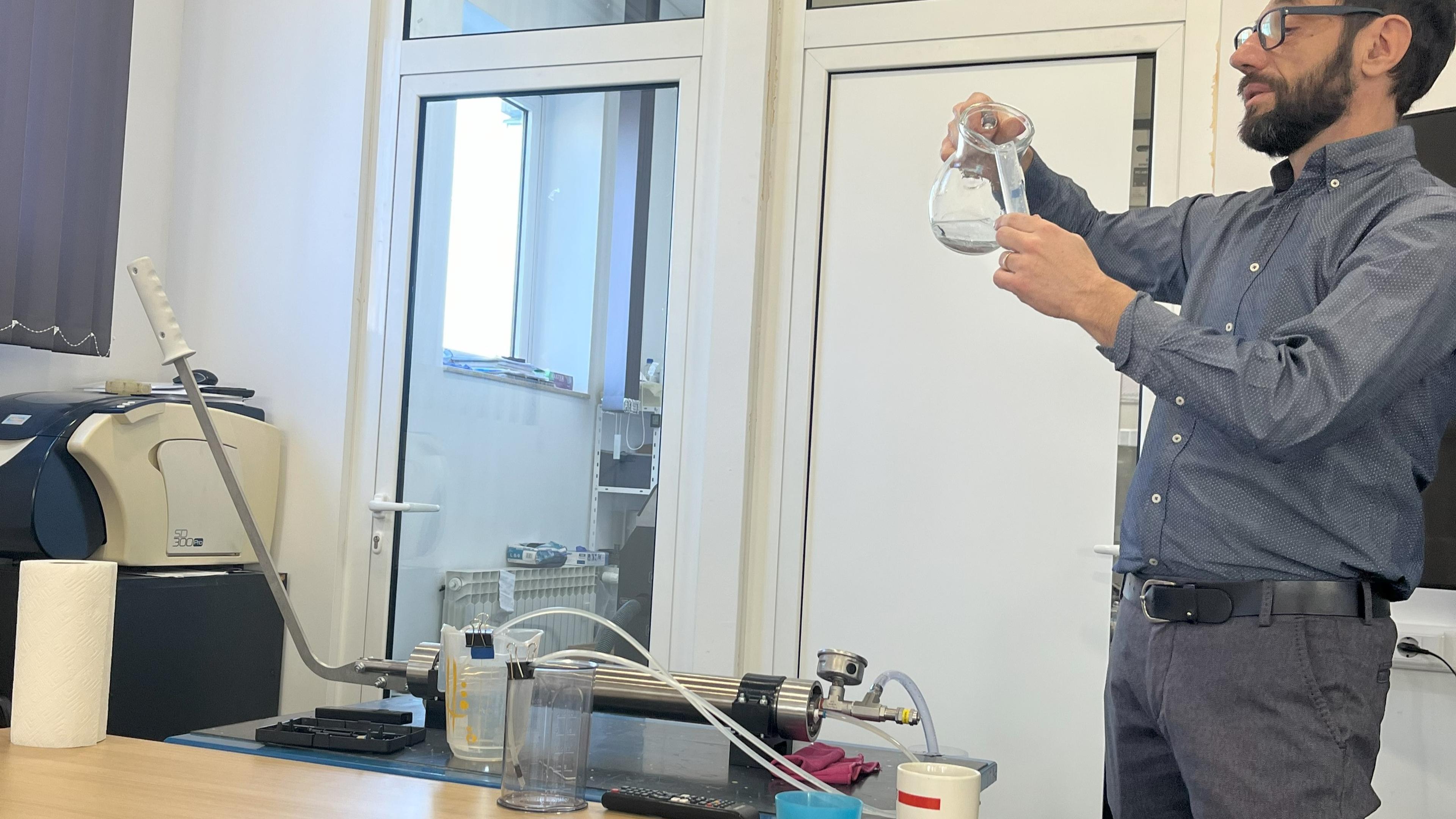 Demo of the water PWP SEA, Personal Water Purifier.