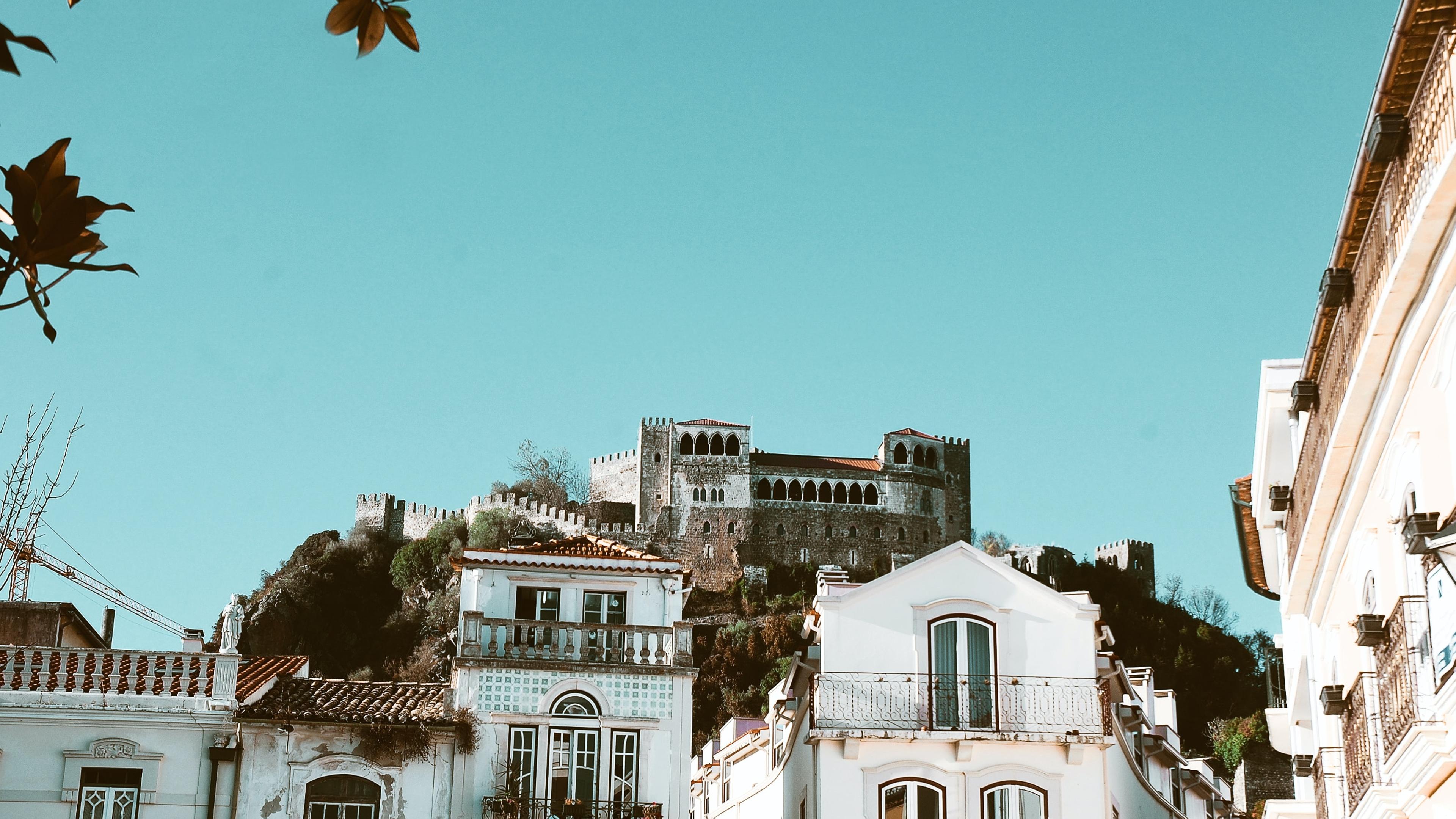 Portugisisk by med hvite bygg