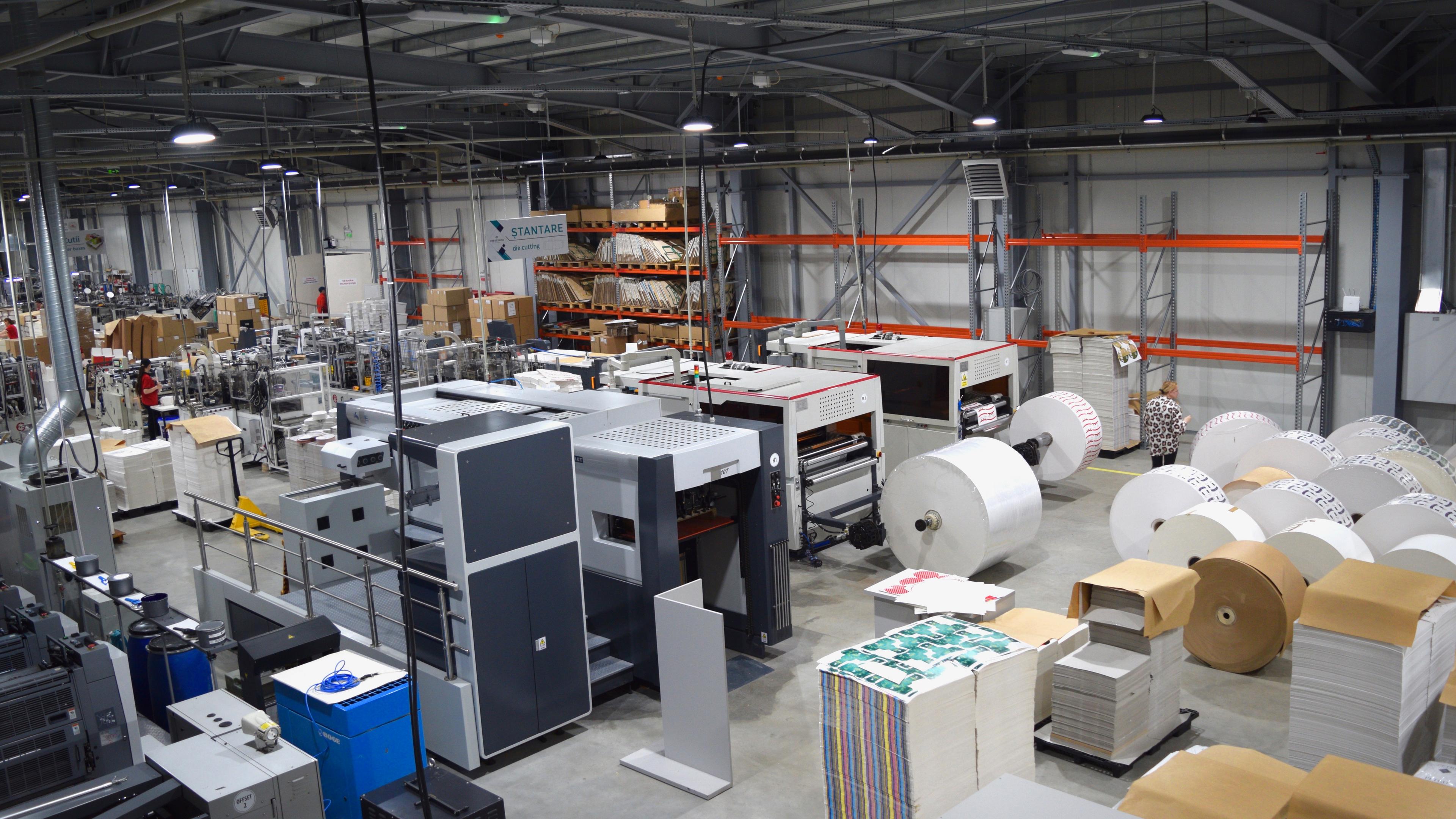 A picture of Screen-O's production hall with the new machinery. The new machines can handle enourmous rolls of paper.