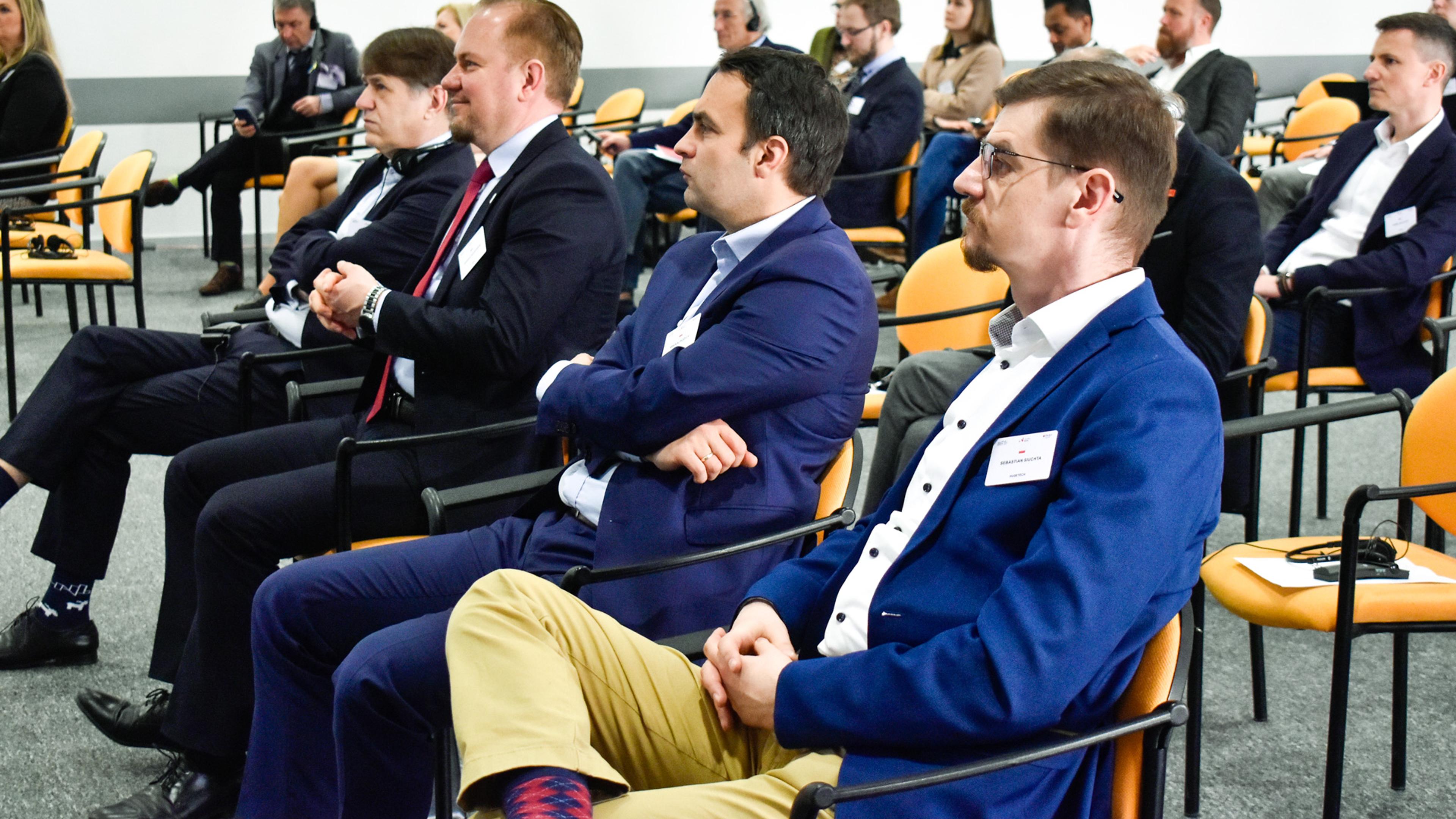 People on a conference paying attention