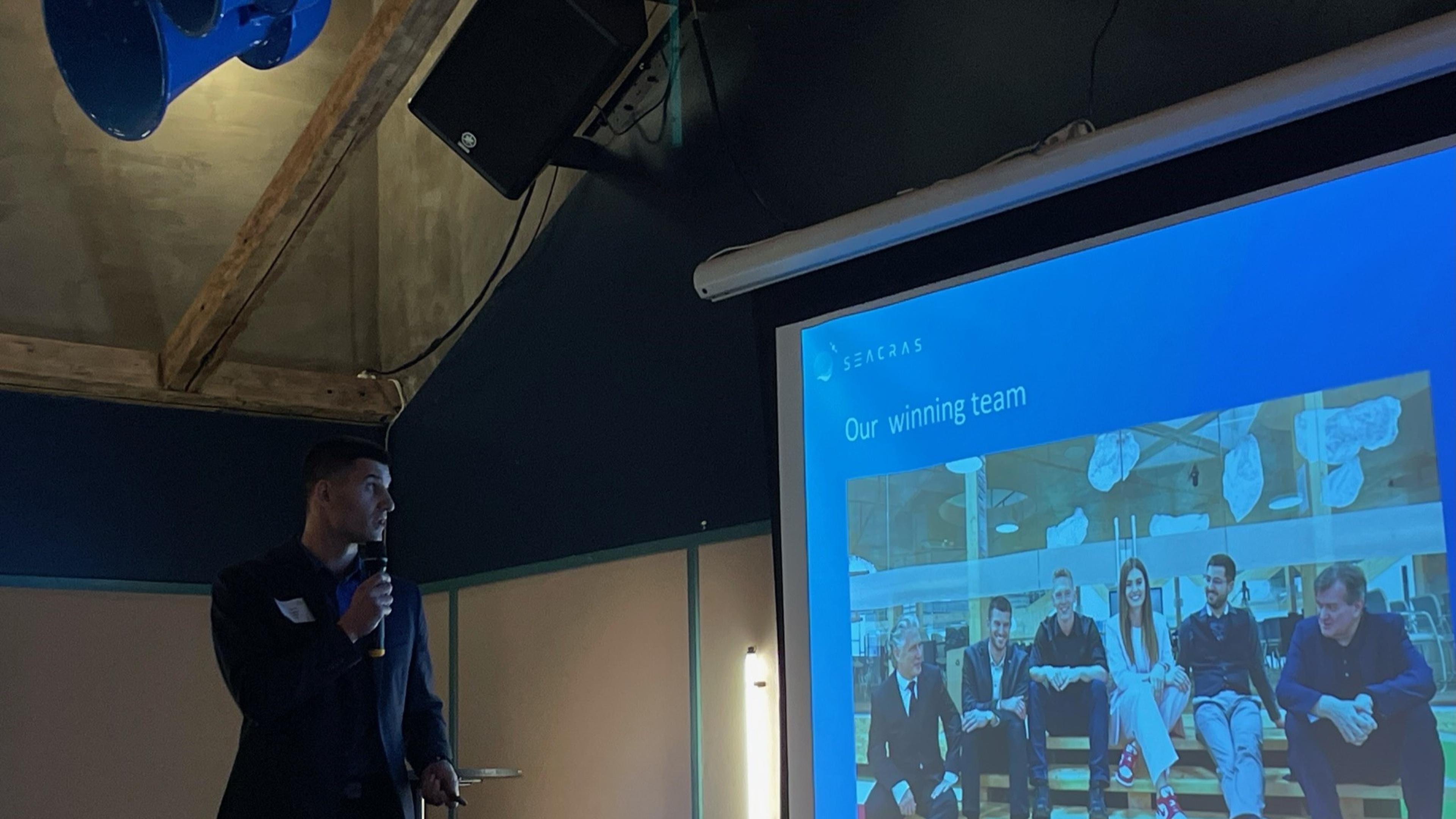 SeaCras pitching at the stage at Oslo Innovation Week.