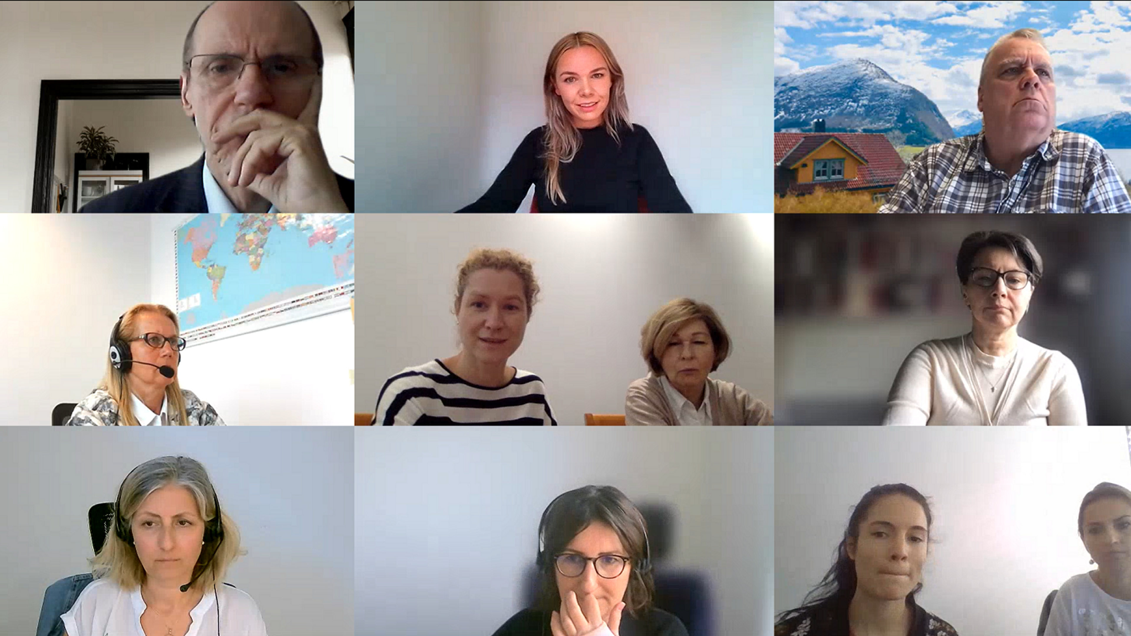 Folk i et teamsmøte i gridoppsett