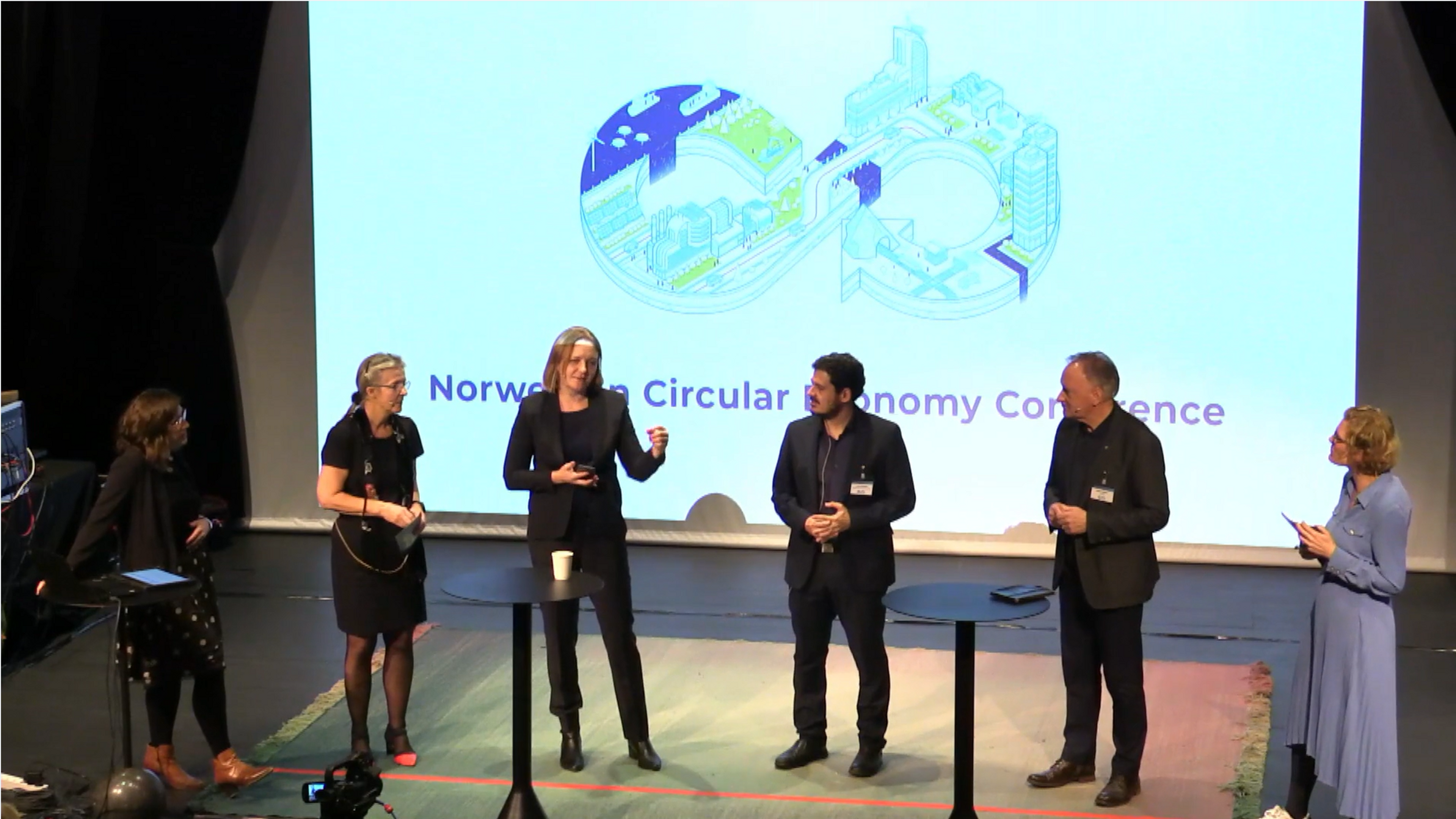 Folk på scene på konferanse