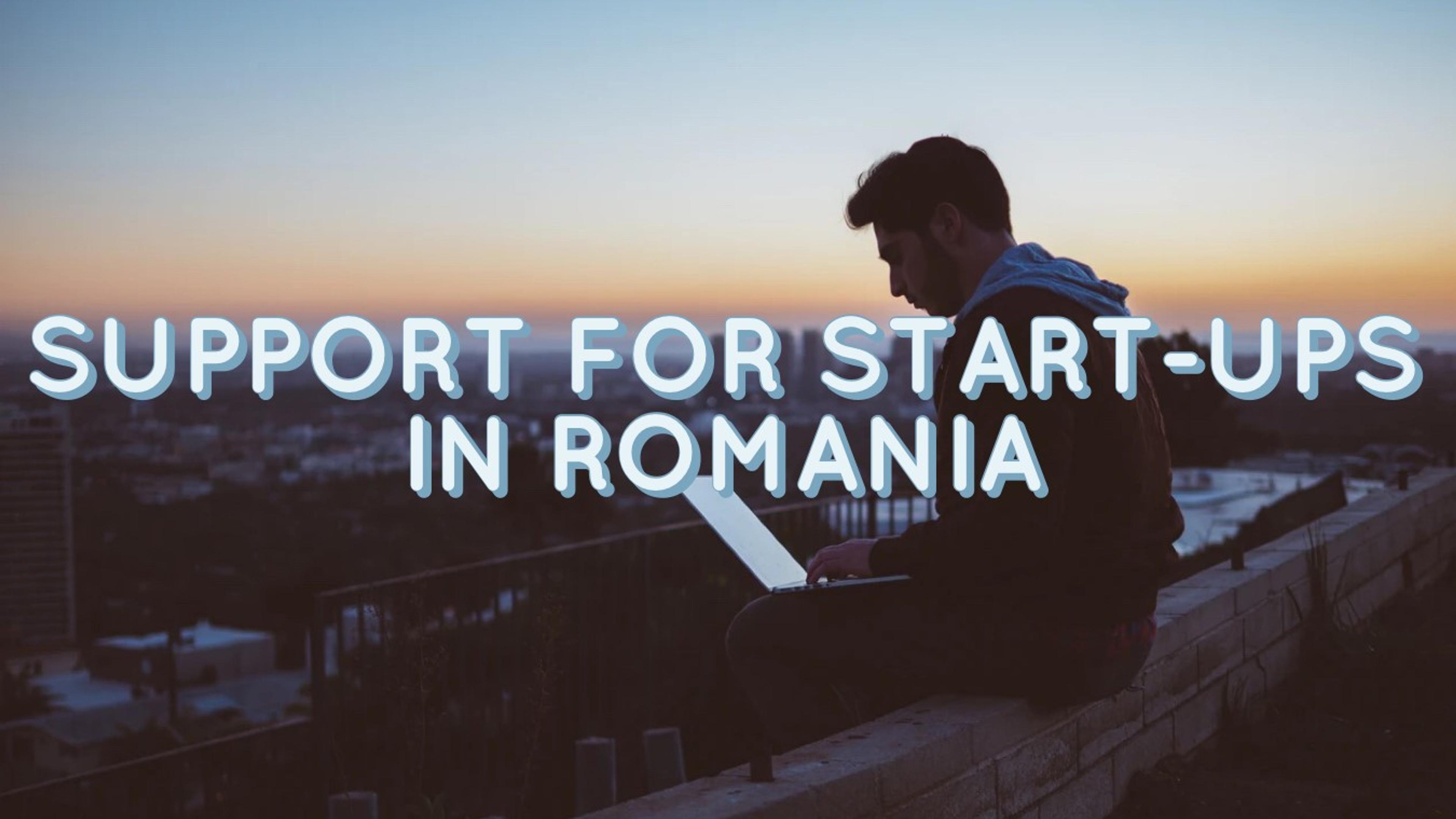 Mann med pc i solnedgang