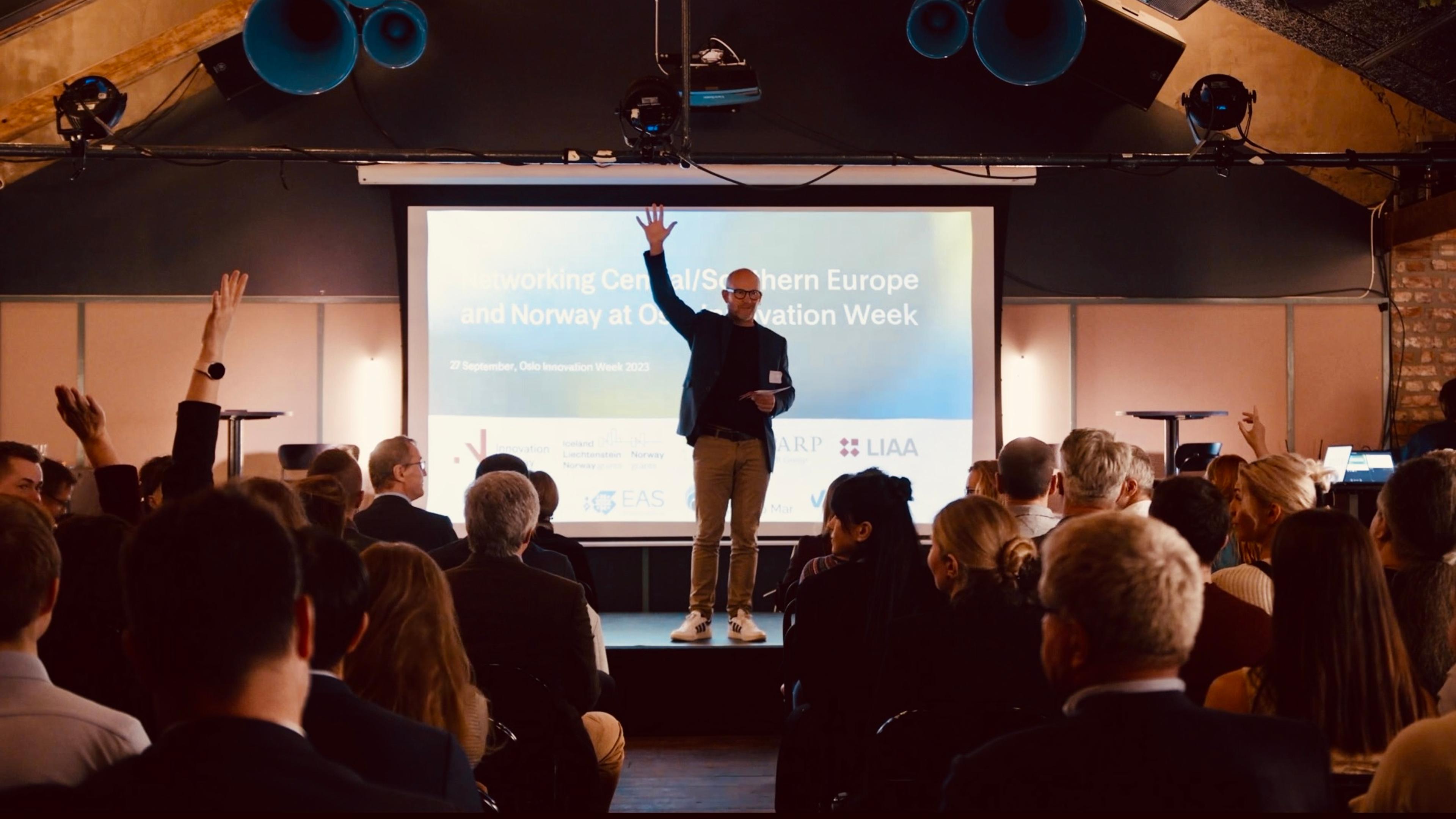 Moderator Gaute Hagerup initiating a interactive session at the event. Moderator in front and the audience in the background