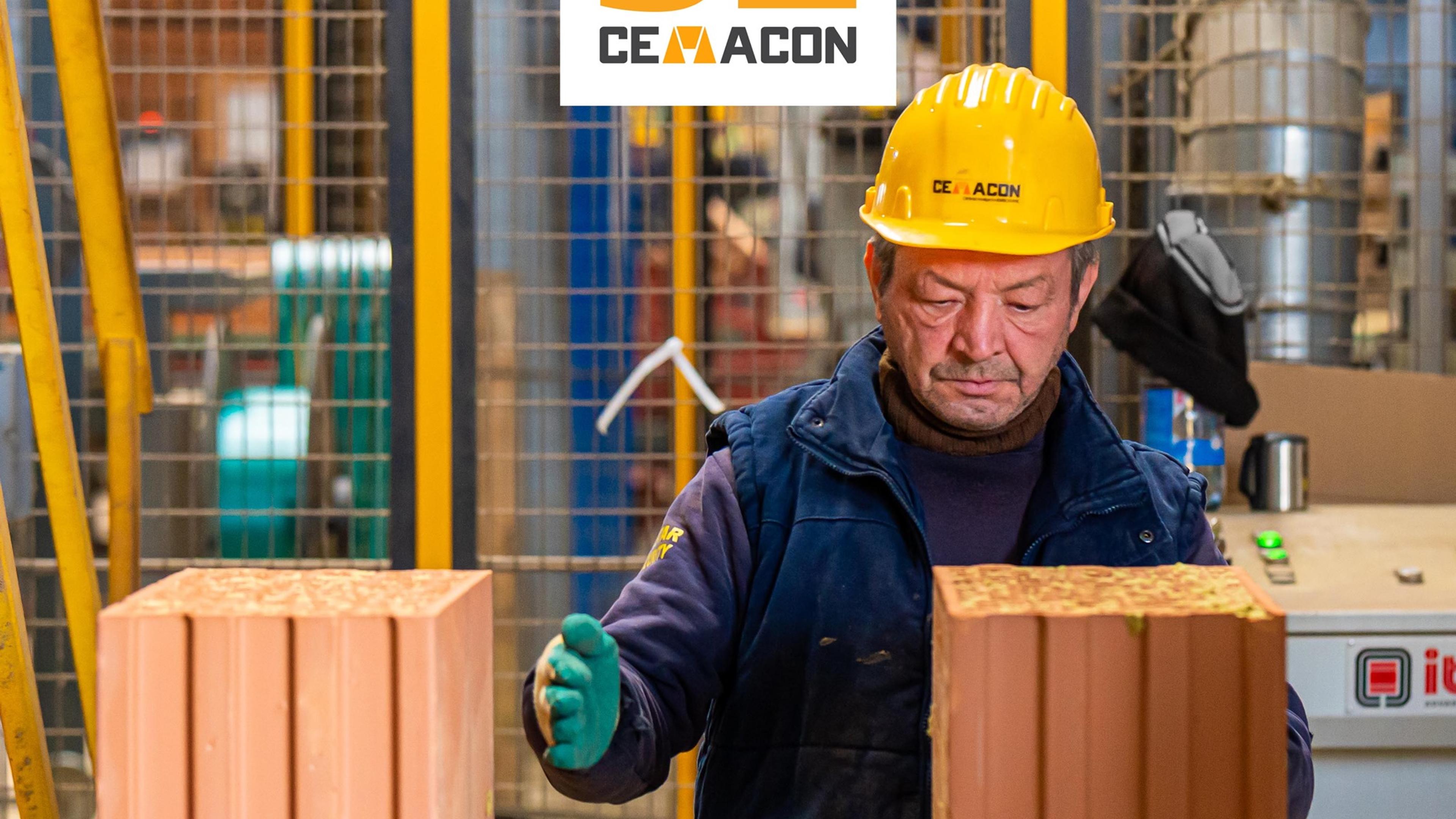 Mann som jobber på en fabrikk