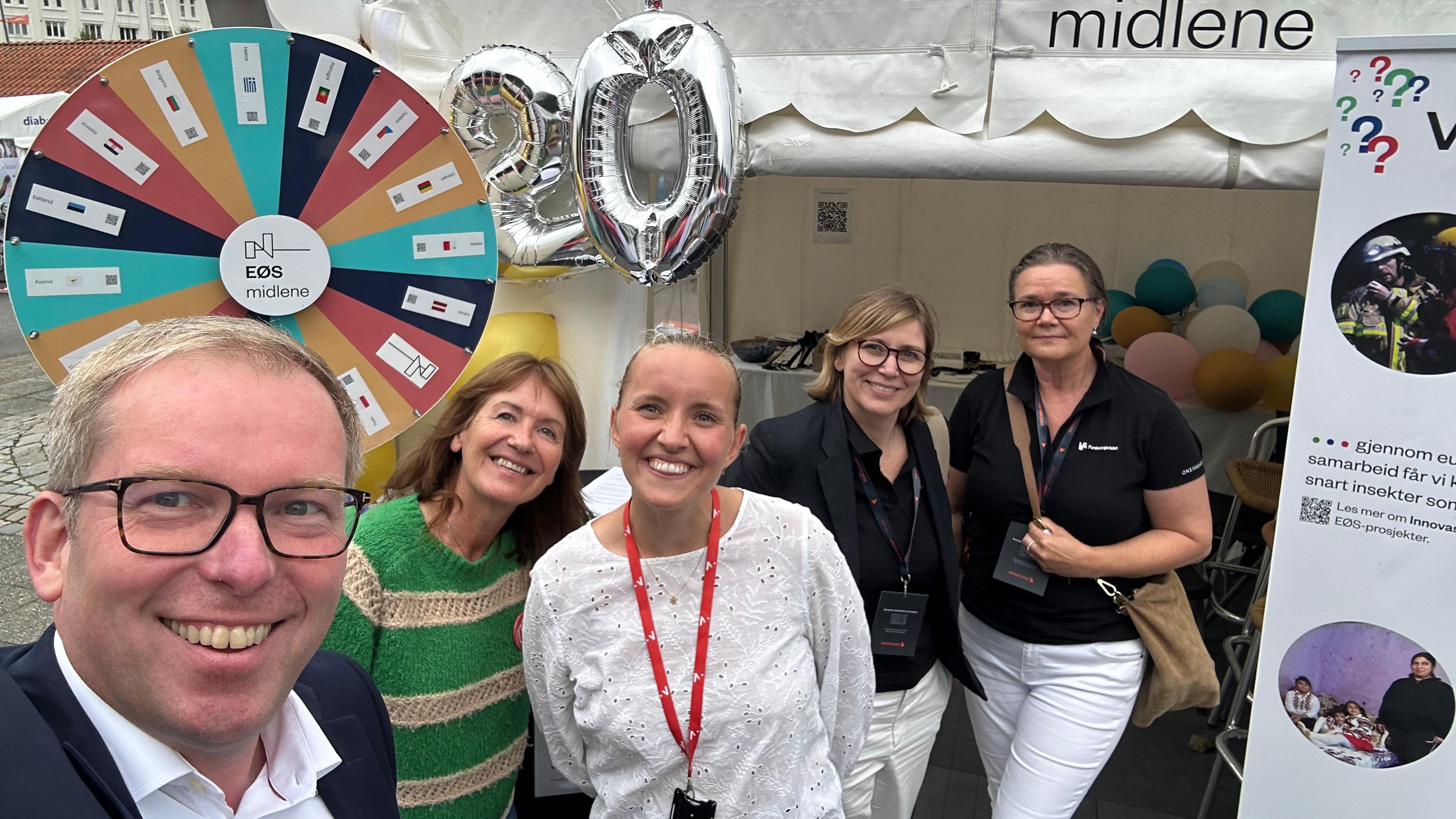A selfie of the CEO Håkon Haugli, together with Maiken Sørbye Larsen representing Innovation Norways' EEA and Norway Grants team, and three other ladies representing some of the Norwegian programme partners working with the grants
