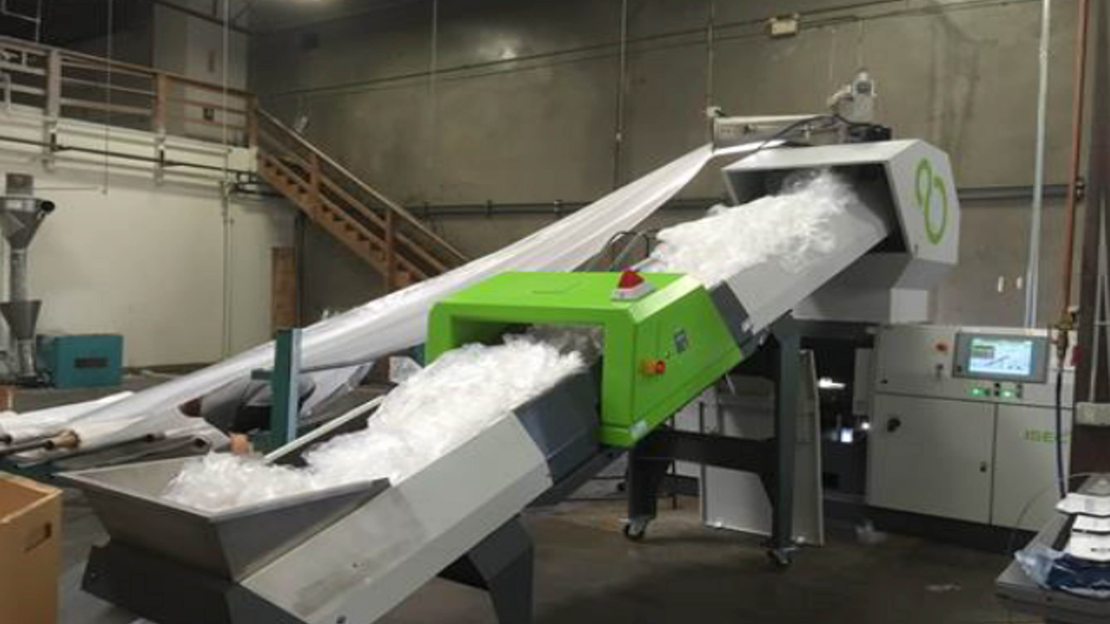 Plastic recycling machine