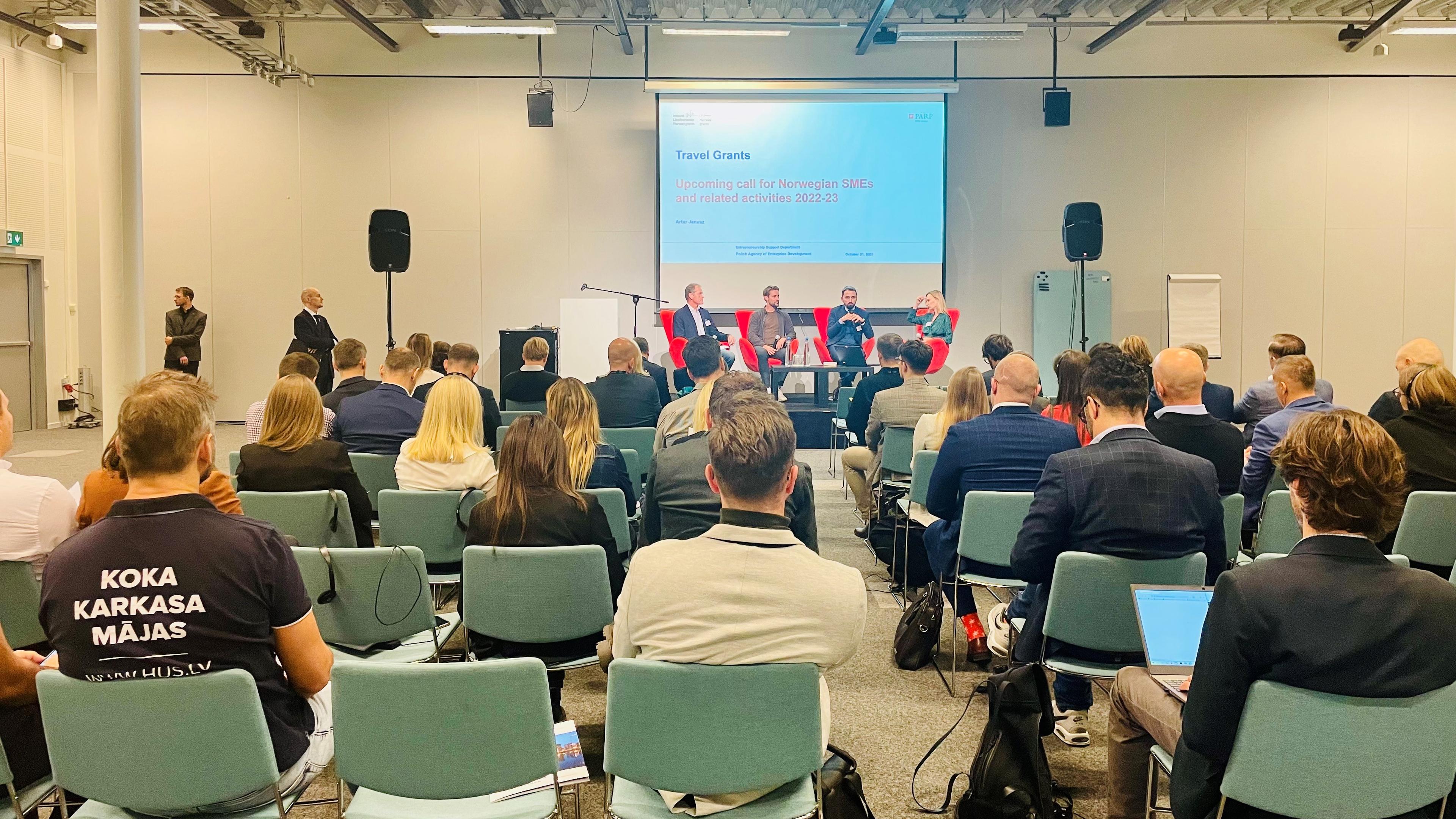 Folk som sitter på stoler på arrangement