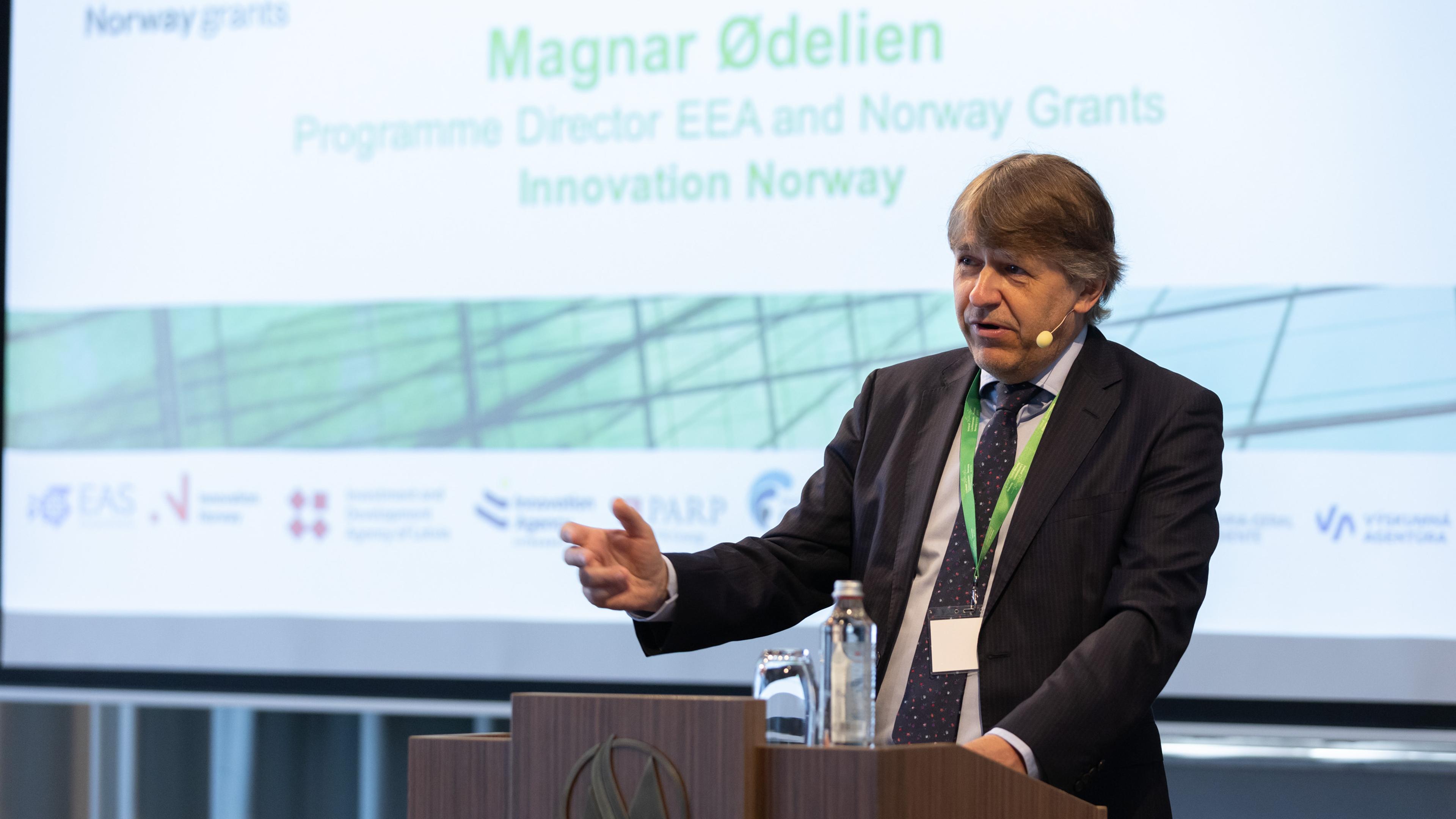 Photo of the moderator of the plenary discussion, magnar ødelien