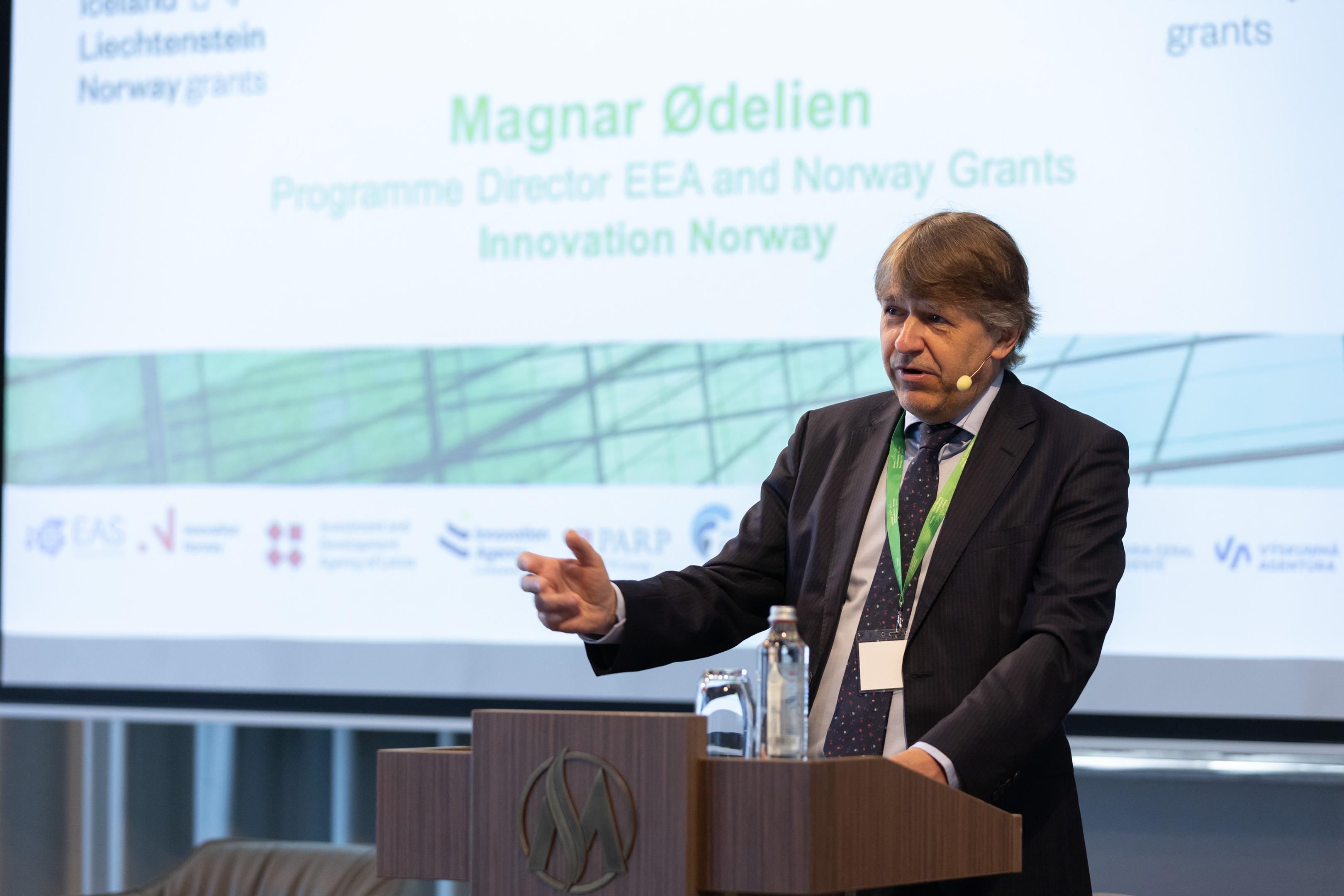 Photo of the moderator of the plenary discussion, magnar ødelien